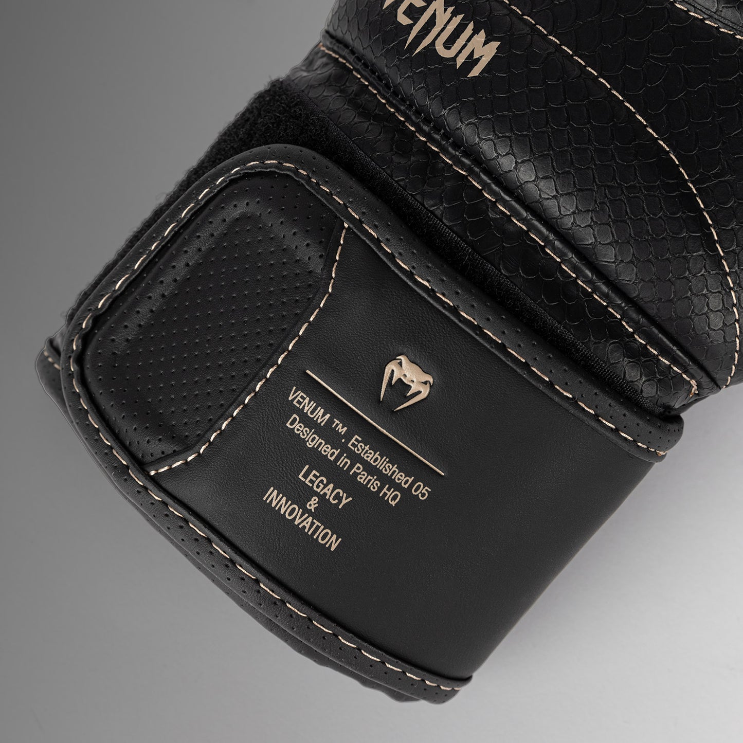 Venum Impact Evo Scales 복싱 글러브 – 블랙