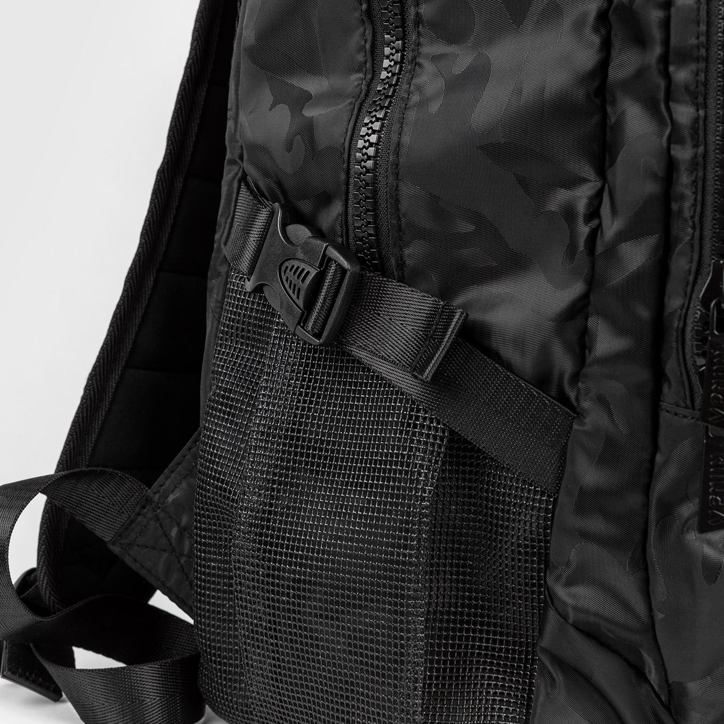 Venum Challenger Pro 백팩 (20-25L) – 블랙/다크 카모