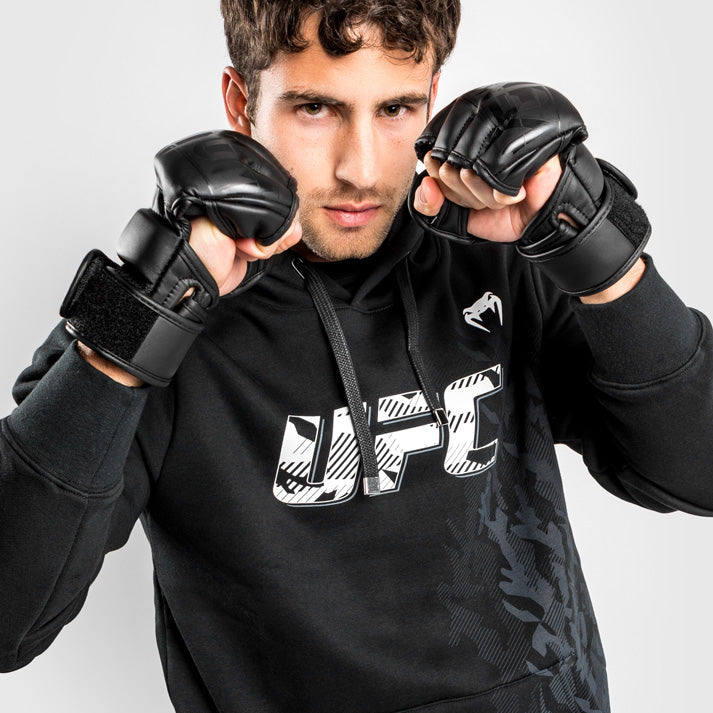 UFC Venum Authentic Fight Week 남성용 풀오버 후디 – 블랙