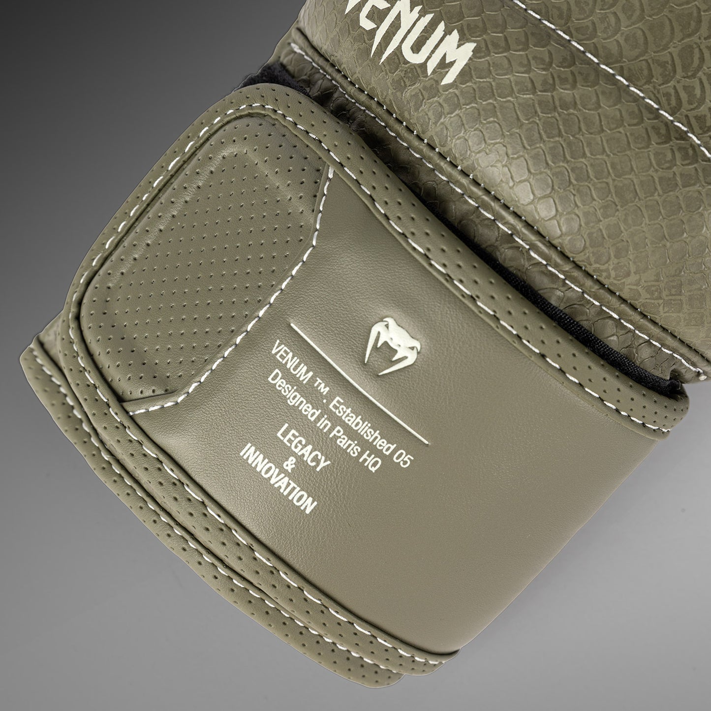 Venum Impact Evo Scales 복싱 글러브 – 아미 그린