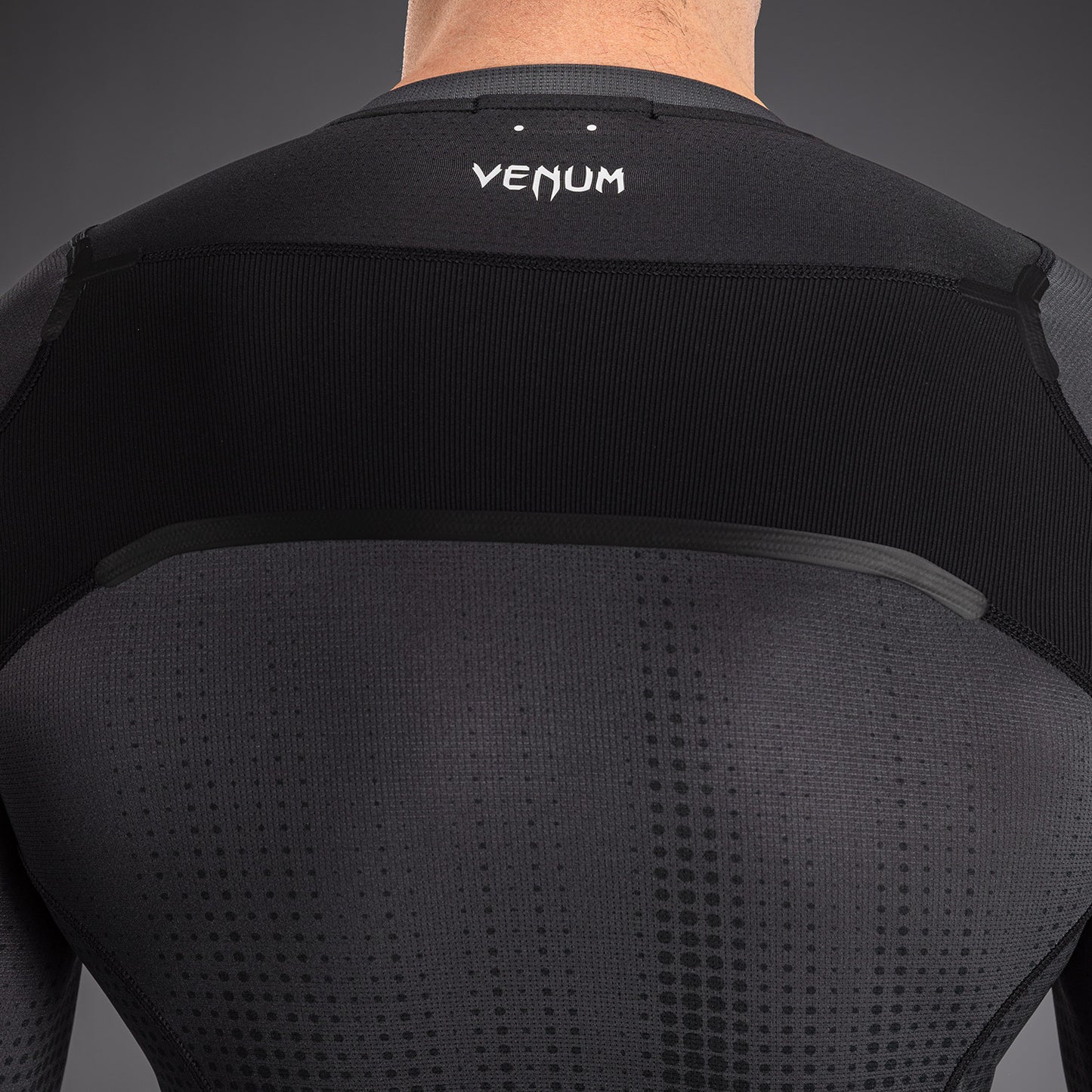 Venum Stealth 긴팔 래쉬가드 – 블랙/화이트