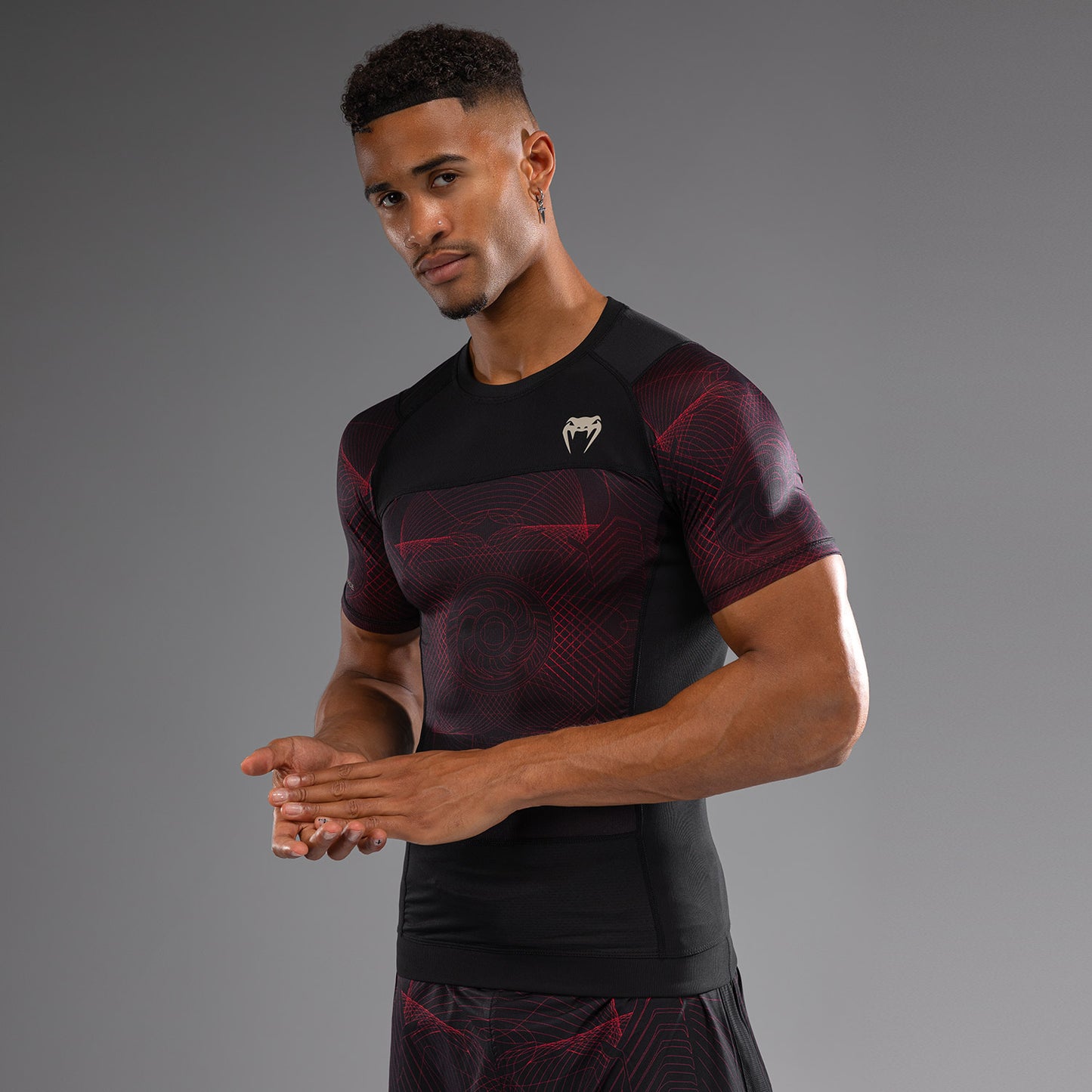 Venum G-Fit Air 남성용 반팔 래쉬가드 – 딥 블랙/파이어 레드