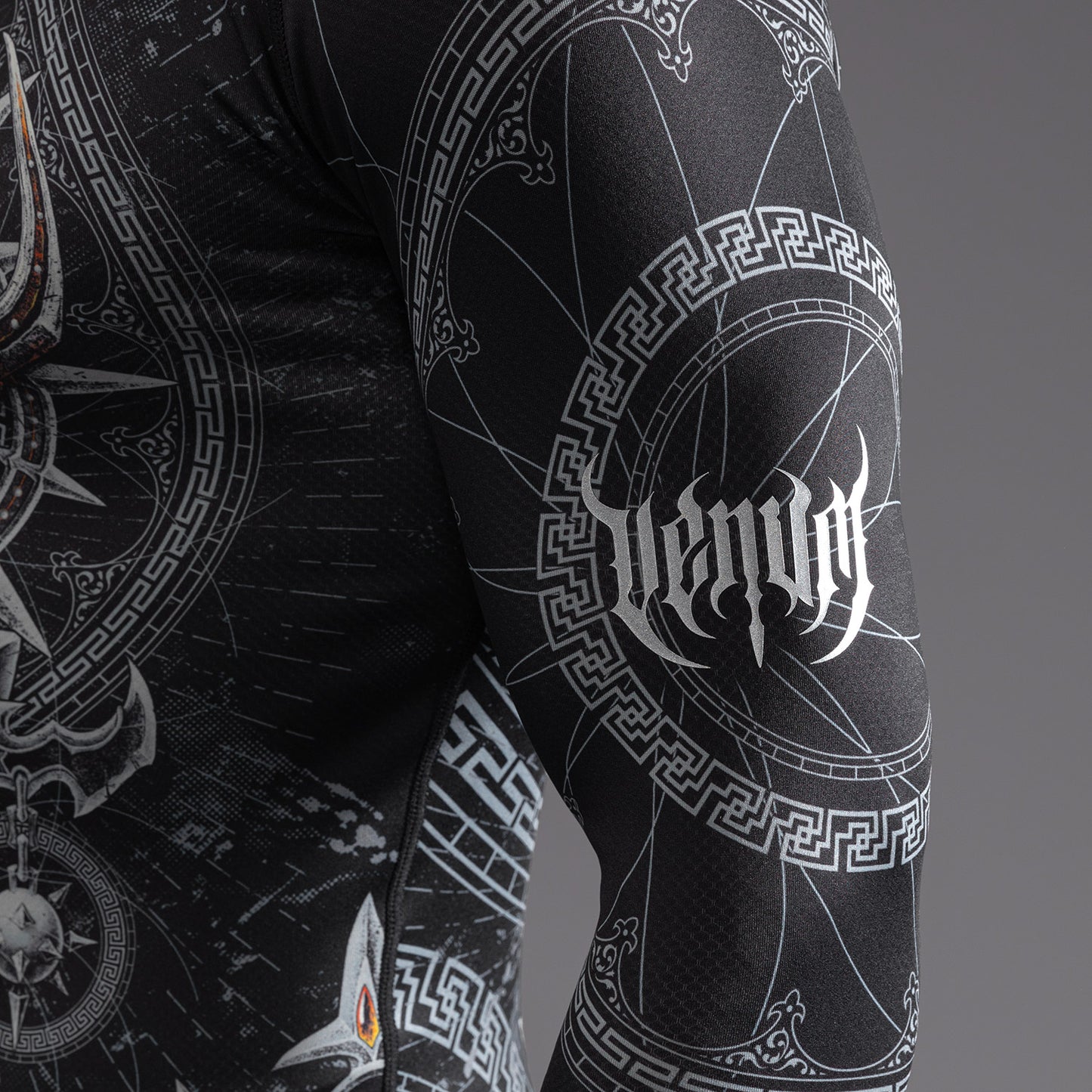 Venum Gladiator 5.0 남성용 긴팔 래쉬가드 – 블랙/실버