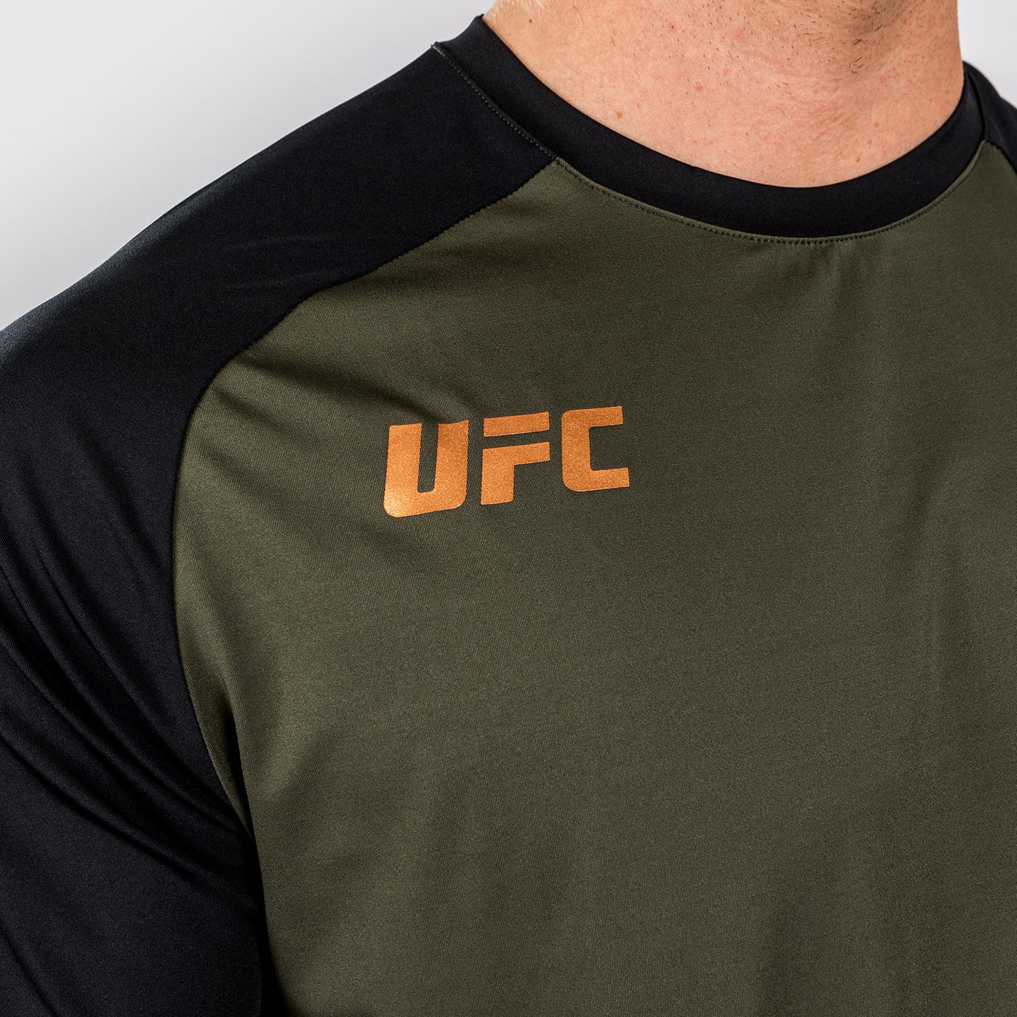 UFC Adrenaline by Venum Fight Week 남성용 드라이 테크 티셔츠 – 카키/브론즈