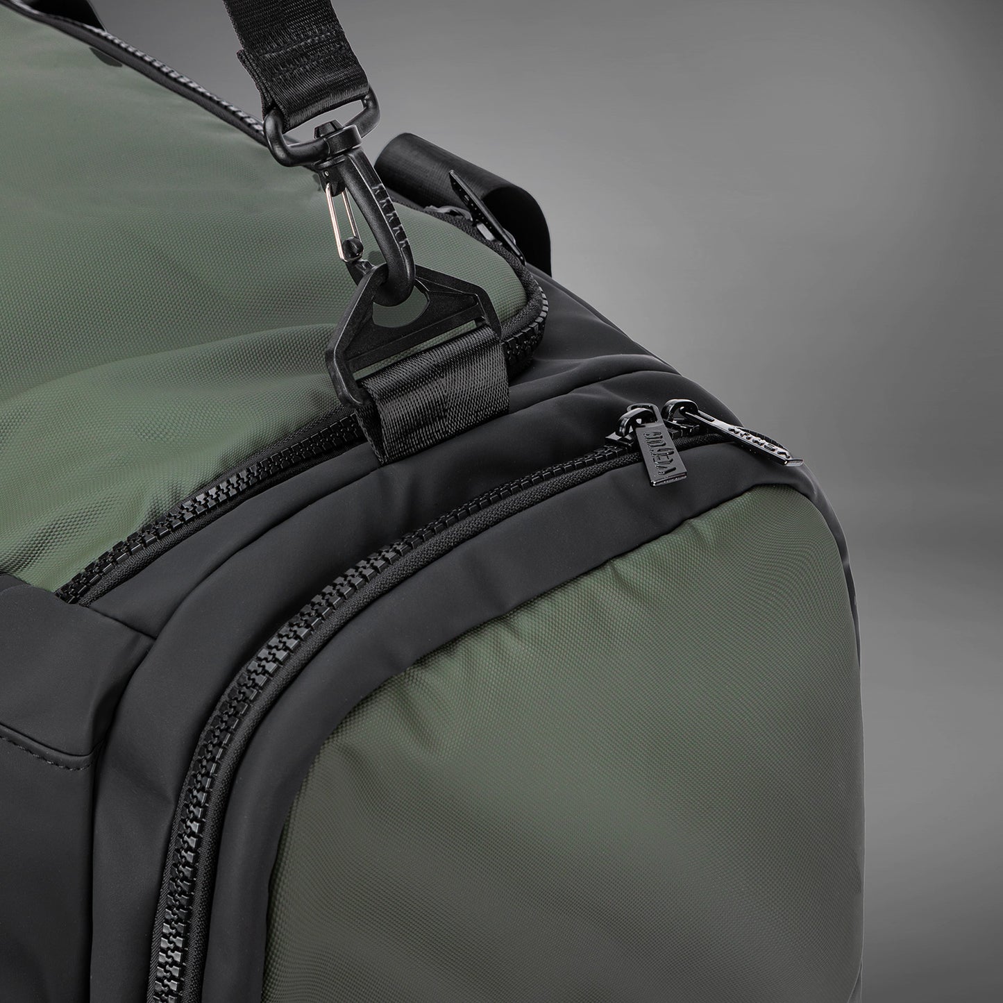 Venum Evo 2 Trainer Lite 더플 백 (55-63L) – 블랙/카키