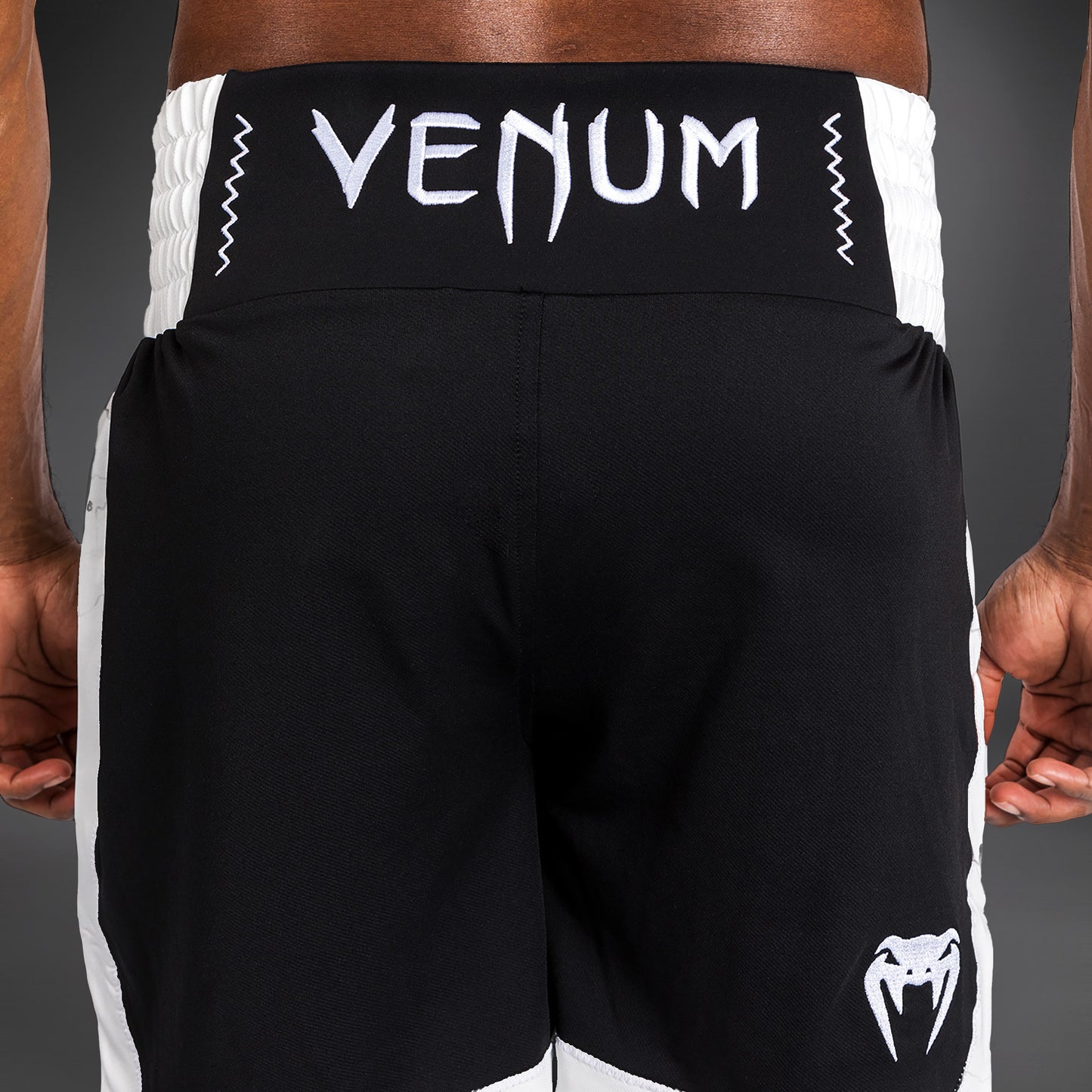 Venum Classic 복싱 쇼츠 – 블랙/화이트