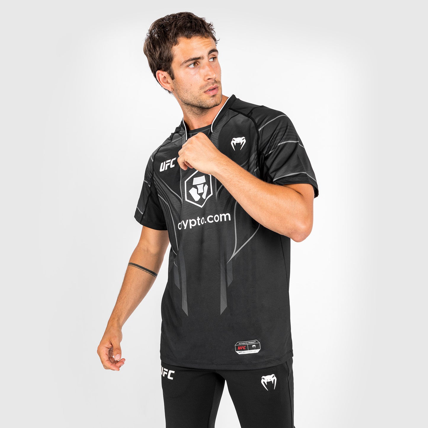 UFC Venum Authentic Fight Night 2.0 키트 by Venum 남성용 워크아웃 저지 – 블랙