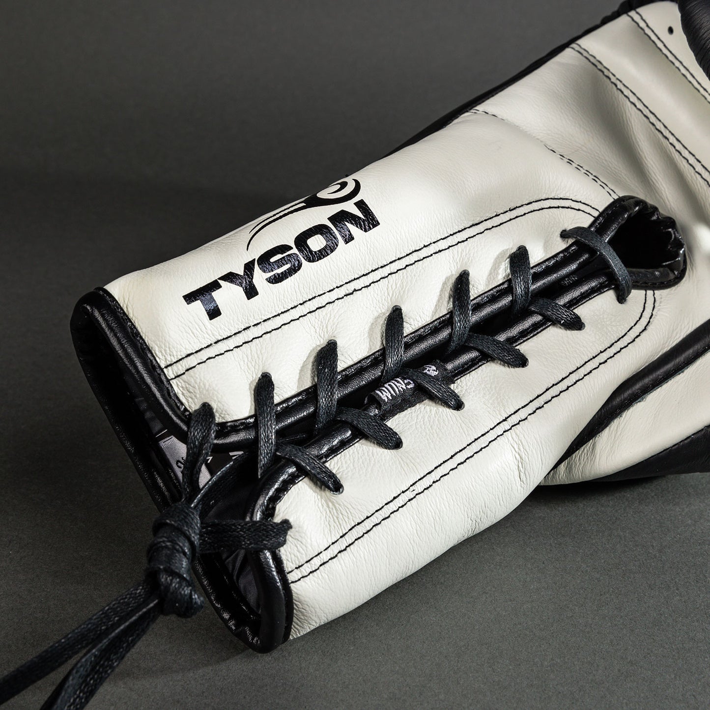 Venum Giant 2.0 Mike Tyson Pro 복싱 글러브 with Laces – 딥 블랙/옵티컬 화이트