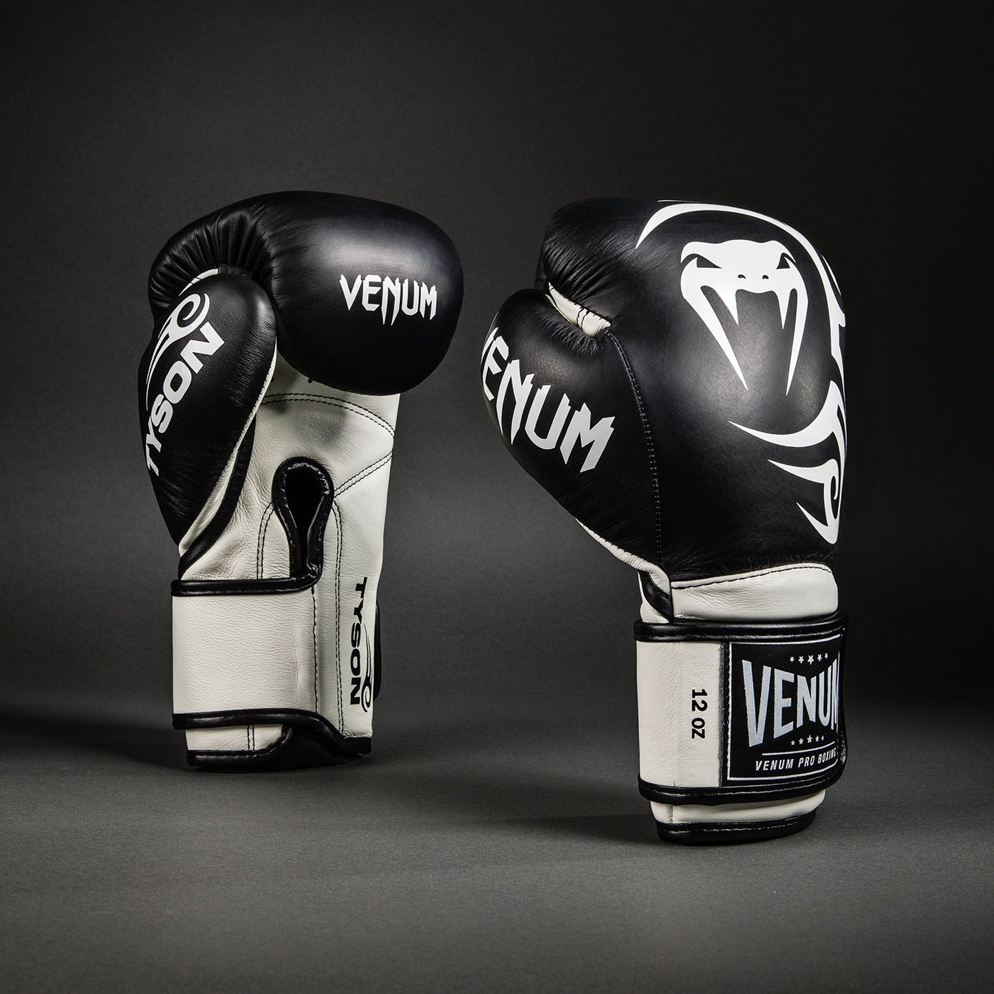 Venum Giant 2.0 Mike Tyson Pro 복싱 글러브 – 딥 블랙/옵티컬 화이트