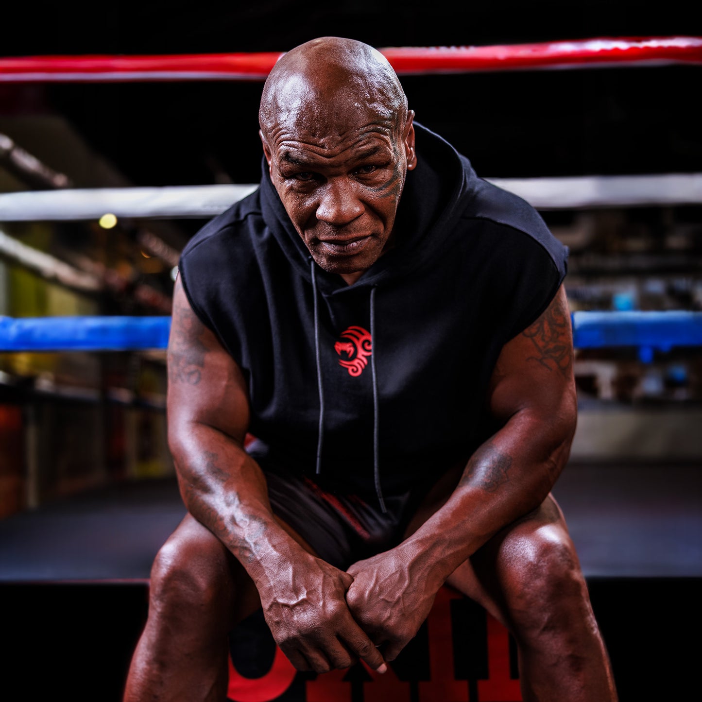 Venum x Mike Tyson: Tiger 민소매 후디 – 딥 블랙/인텐스 레드