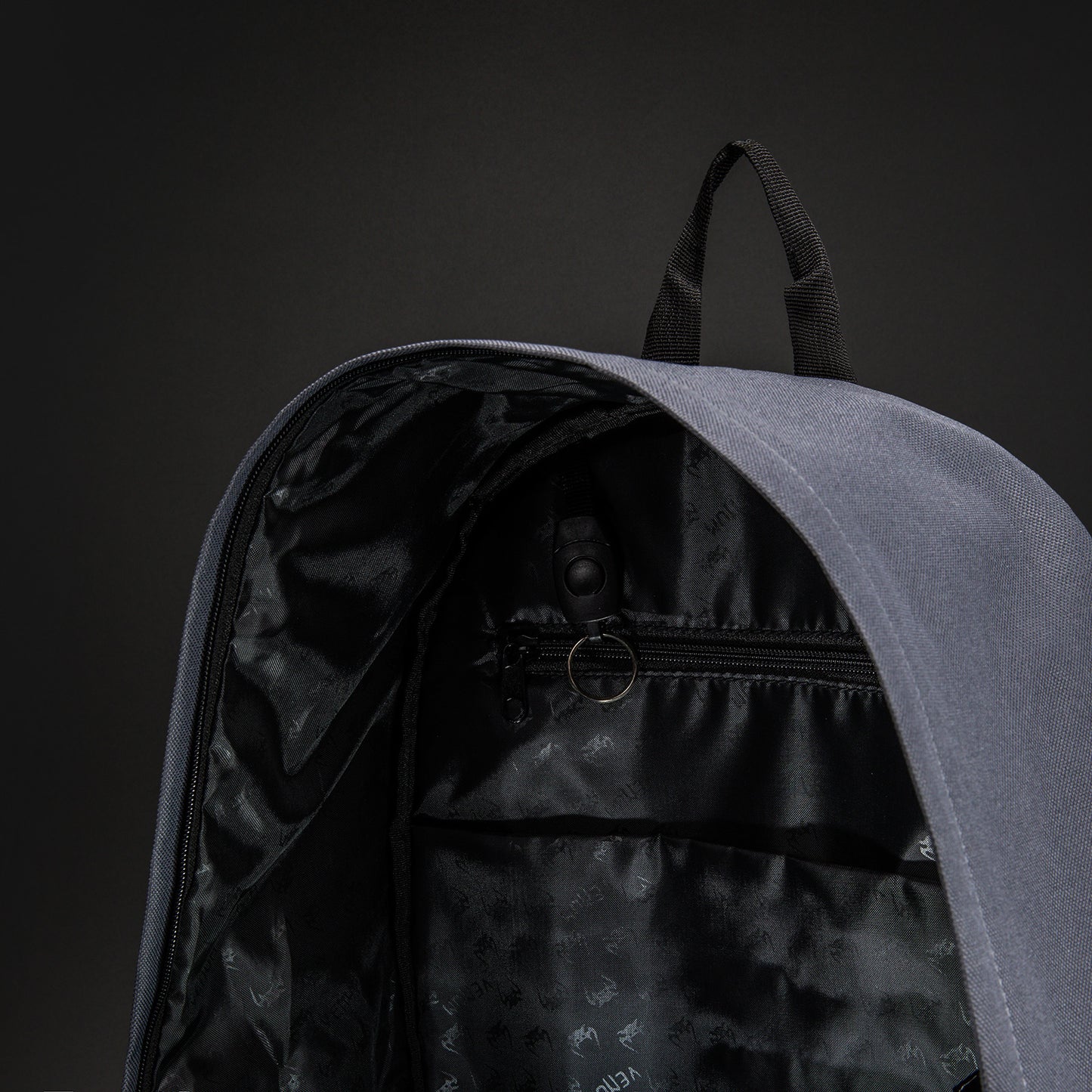 Venum Essential 스포츠 백 (24L) - 그레이/블랙