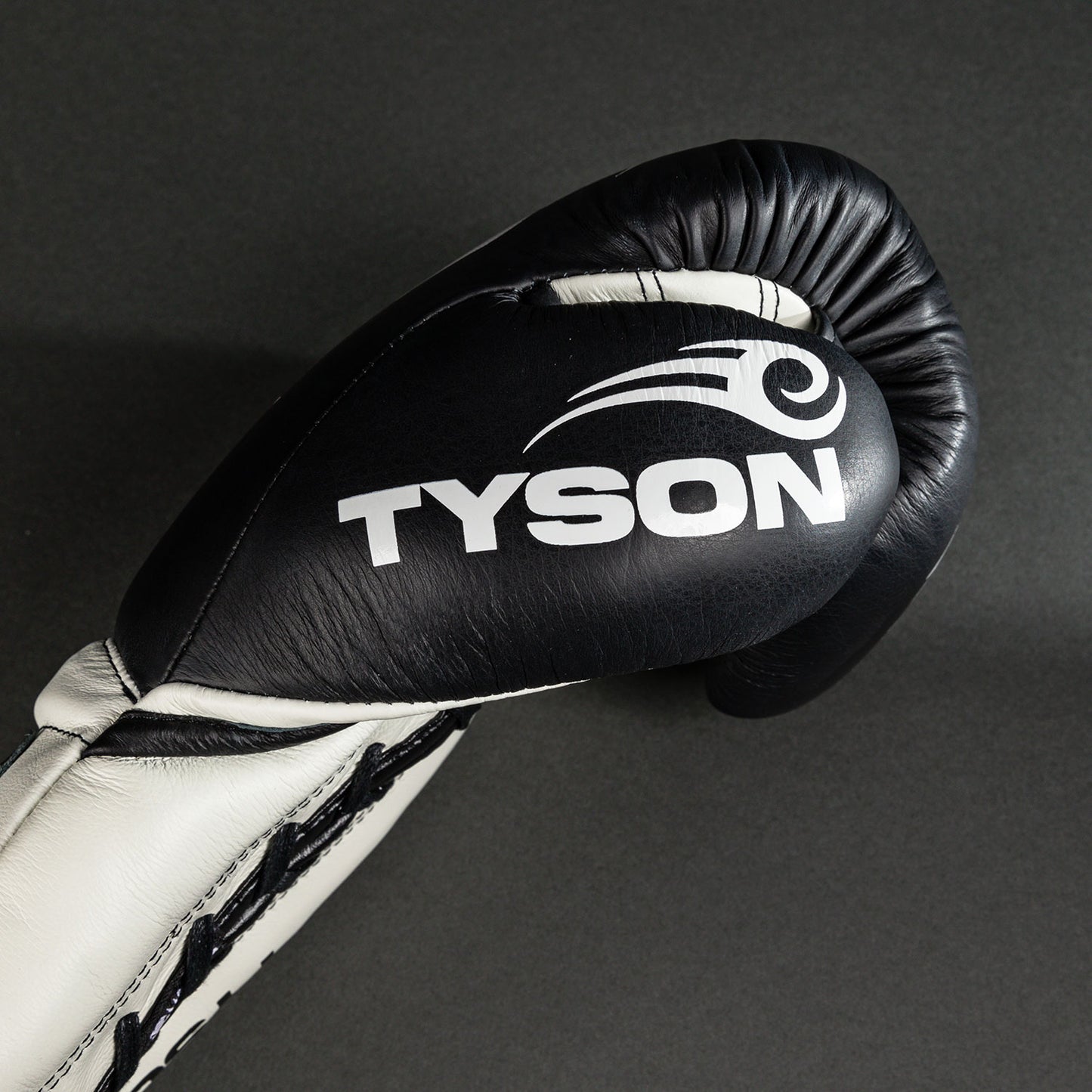 Venum Giant 2.0 Mike Tyson Pro 복싱 글러브 with Laces – 딥 블랙/옵티컬 화이트