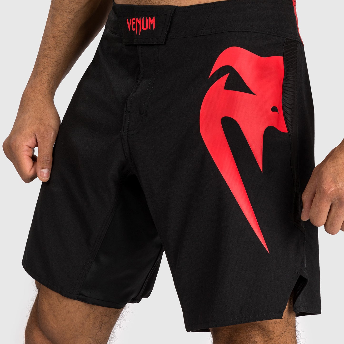 Venum Light 5.0 파이트 쇼츠 – 블랙/레드