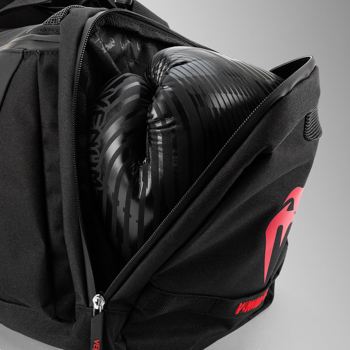 Venum Trainer Lite Evo 스포츠백 (48L) – 블랙/레드