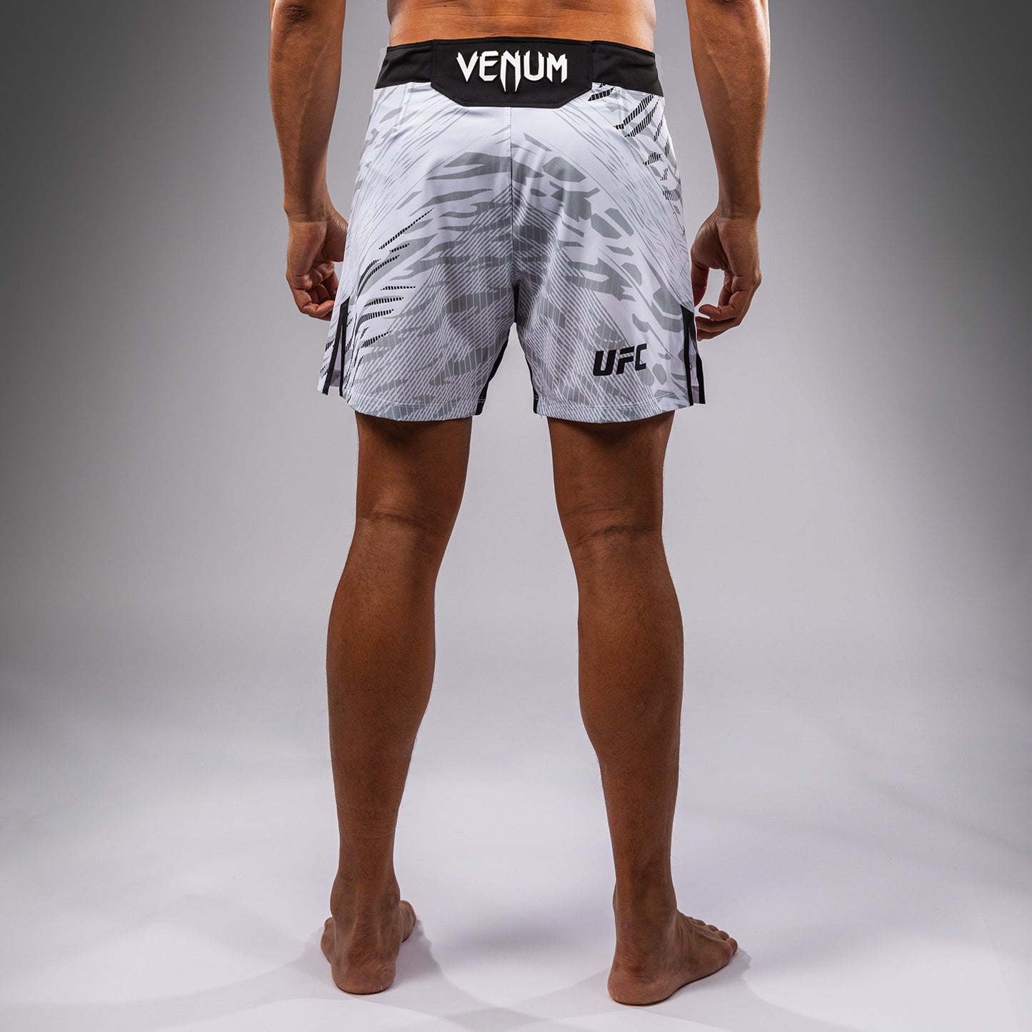 UFC Fusion by Venum Authentic Fight Night 남성용 파이트 쇼츠 – 숏 핏 – 화이트