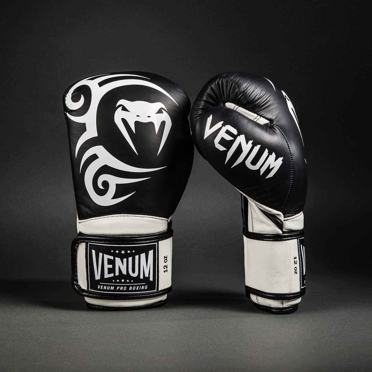 Venum Giant 2.0 Mike Tyson Pro 복싱 글러브 – 딥 블랙/옵티컬 화이트