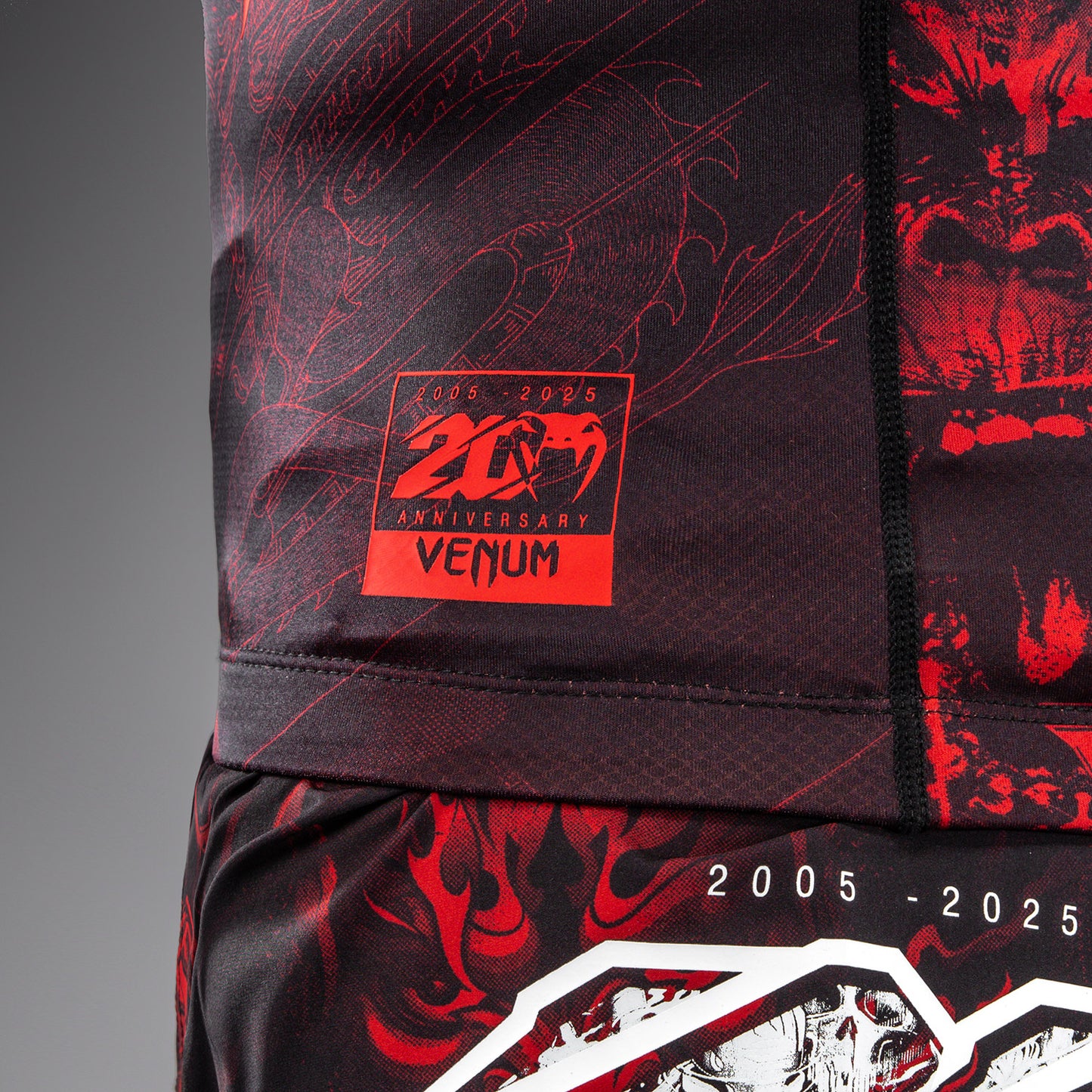 Venum 20th Anniversary 반팔 래쉬가드 – 블랙/레드