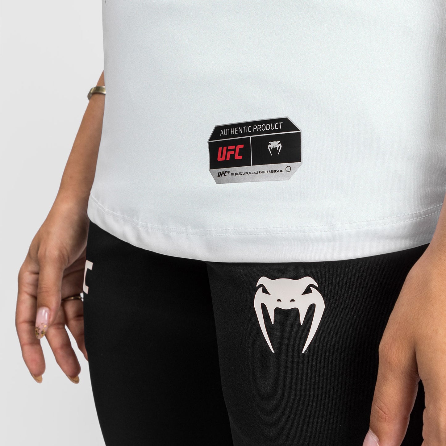UFC Venum Authentic Fight Night 2.0 키트 by Venum 여성용 워크아웃 저지 – 화이트