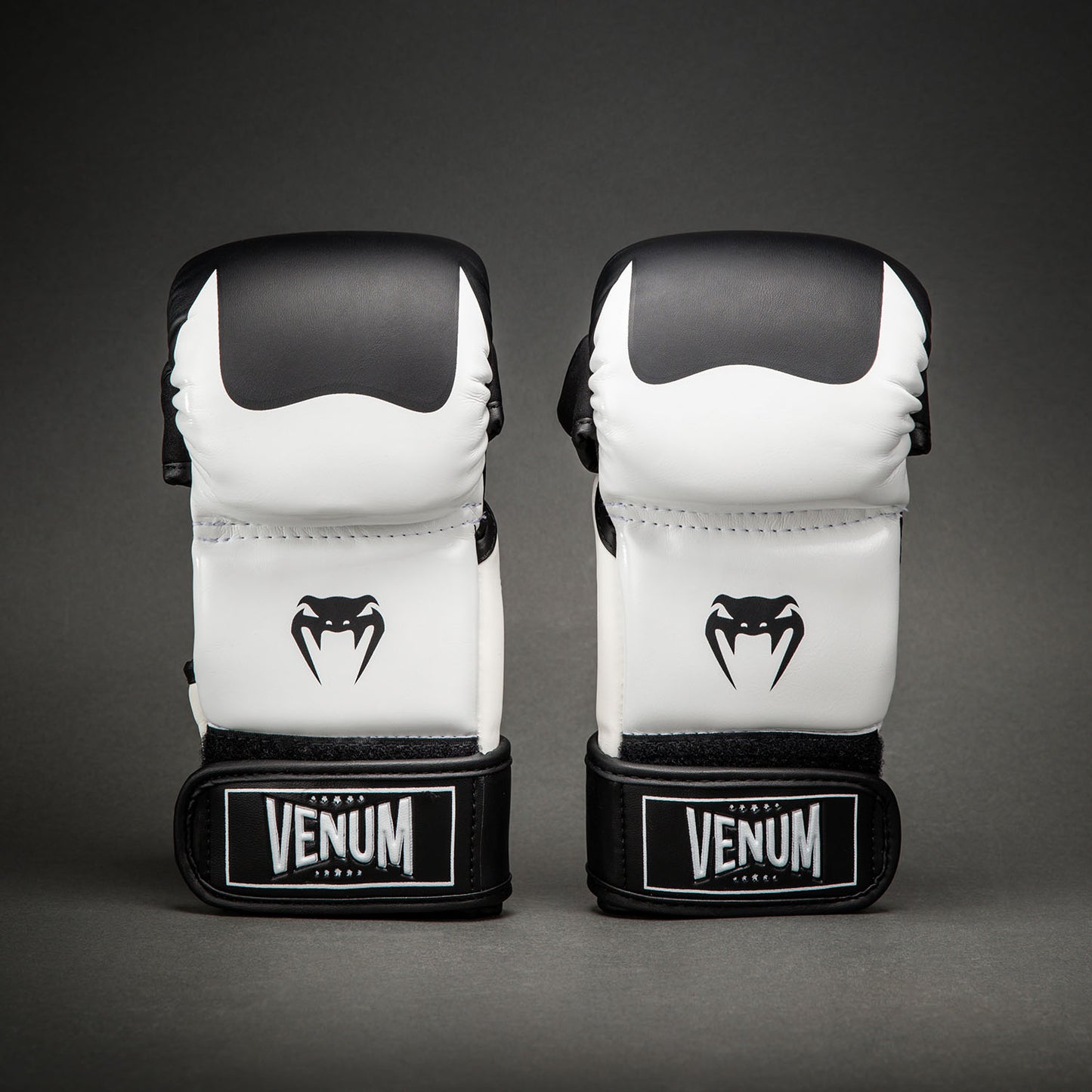 Venum Attack 2.0 스파링 글러브 – 블랙/화이트