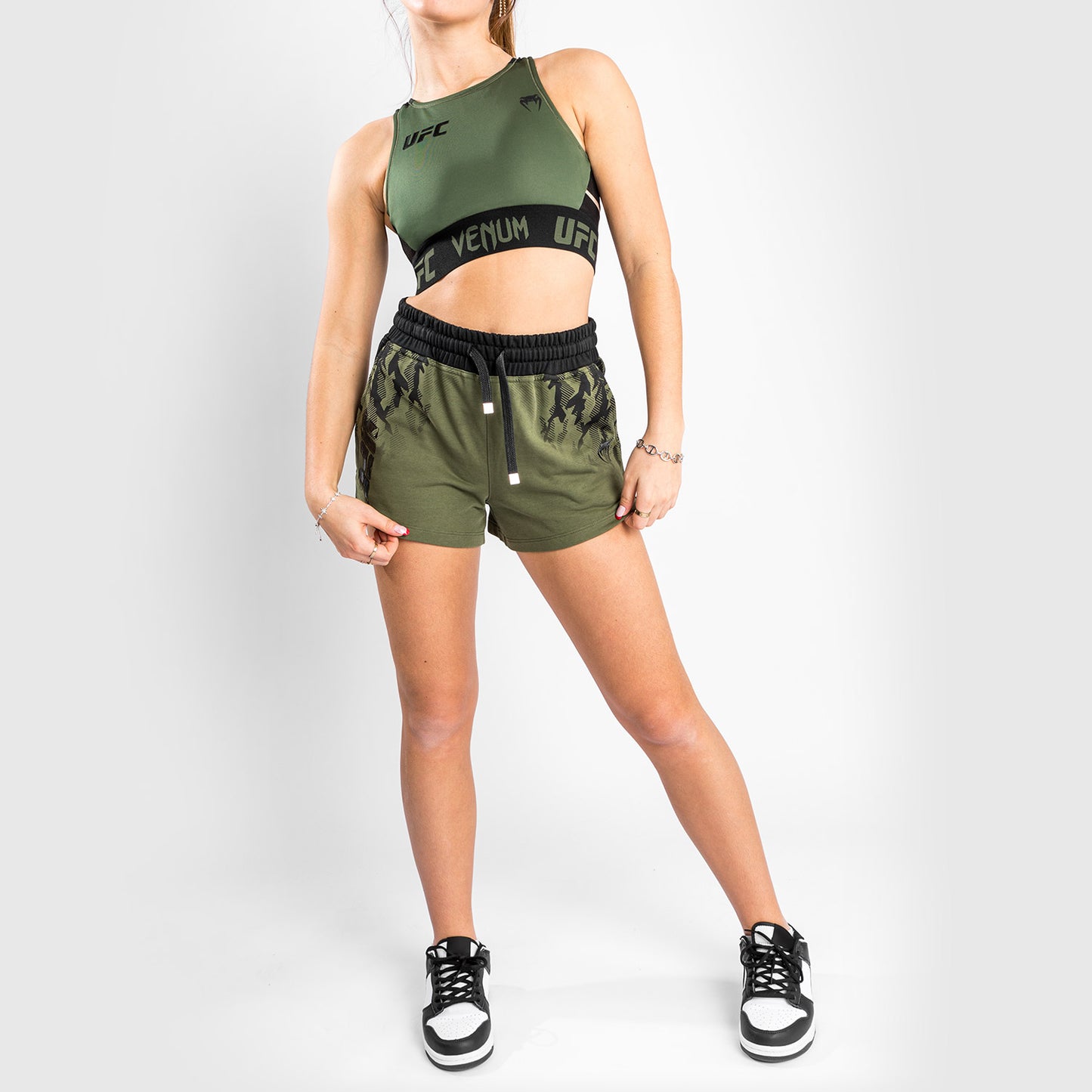 Venum UFC Authentic Fight Week 여성 계체용 스포츠 브라 – 카키