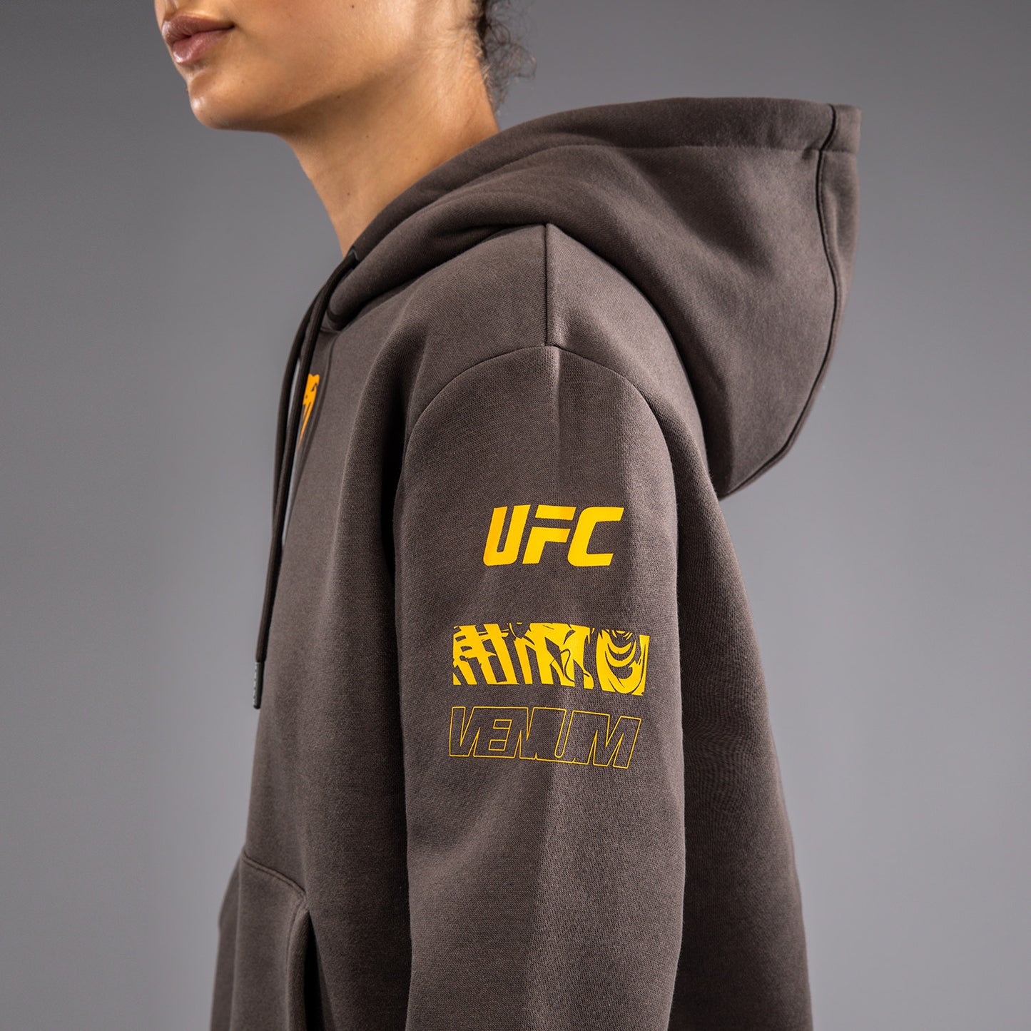 UFC Fusion by Venum Fight Week 여성용 풀오버 후디 – 솔리드 어던 브라운