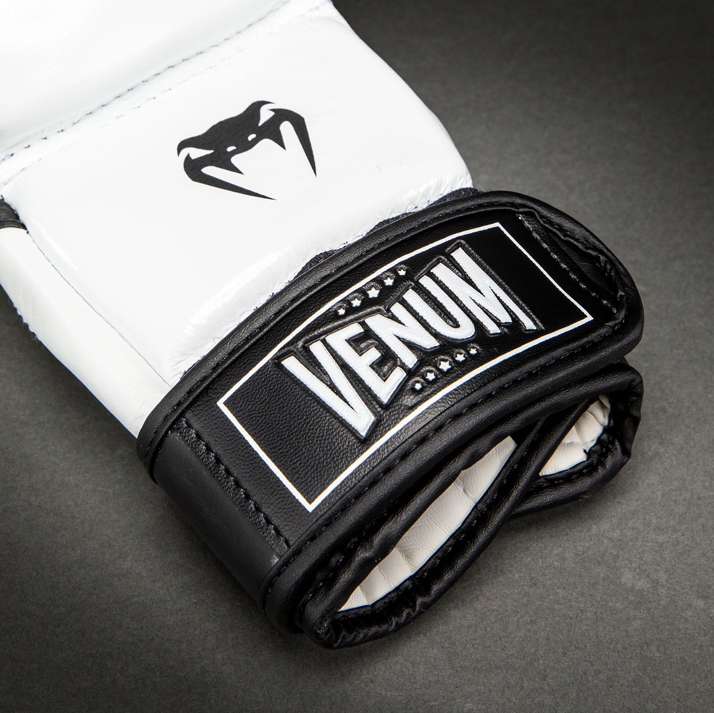Venum Attack 2.0 가죽 스파링 글러브 – 블랙/화이트