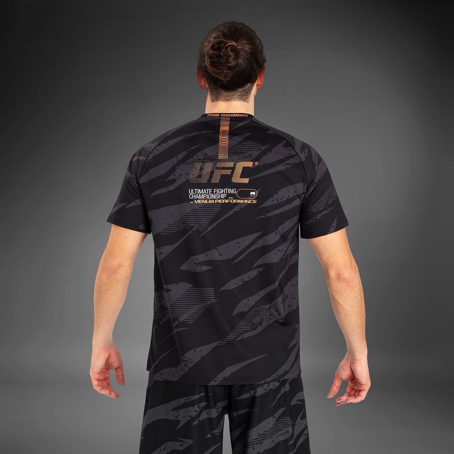 UFC Adrenaline by Venum 남성용 파이트 위크 드라이 테크 티셔츠 – 어반 카모