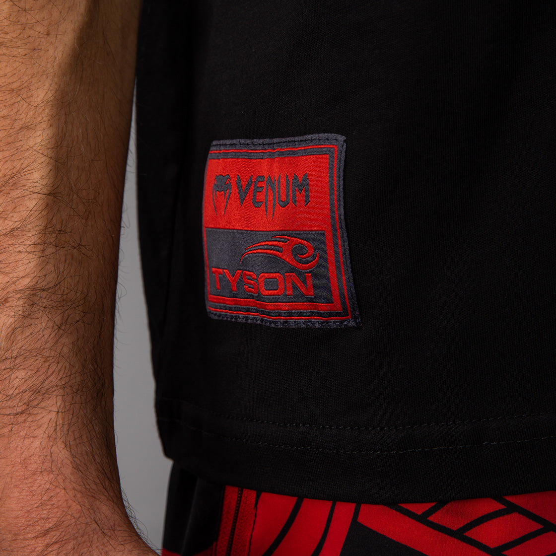 Venum x Mike Tyson: Tiger 티셔츠 – 딥 블랙