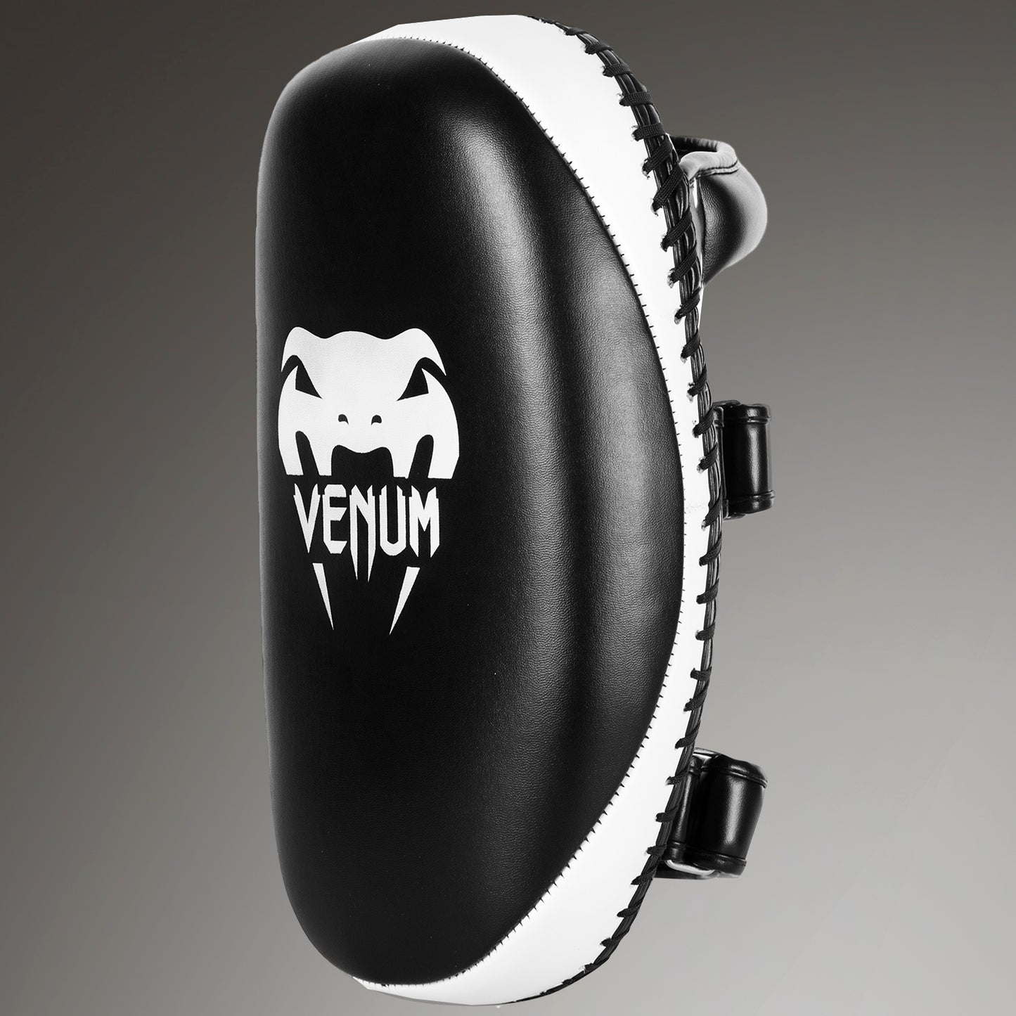 Venum Light 킥 패드 – Skintex 레더 – 블랙/아이스 (한 쌍)