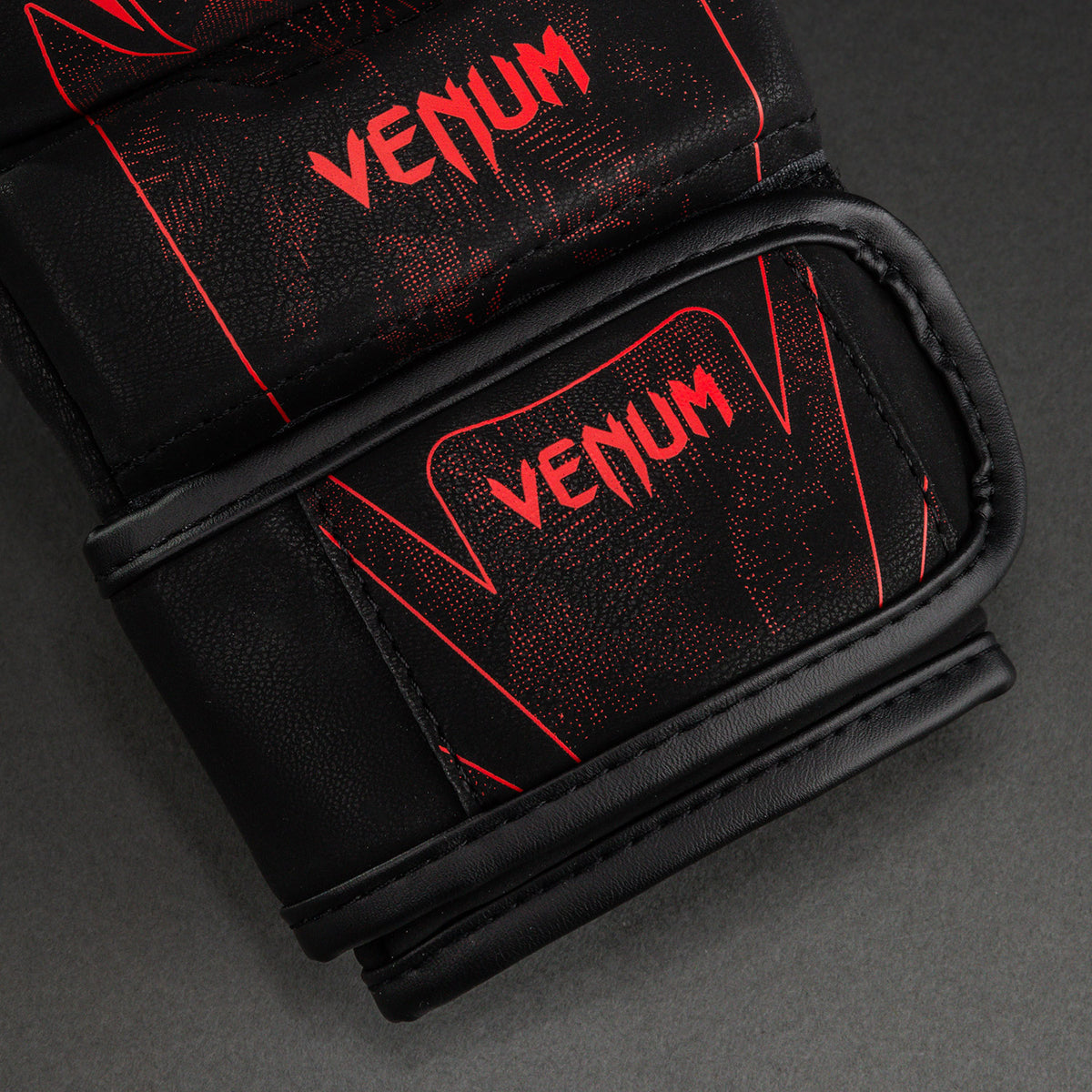 Venum Amazonia Reborn MMA 스파링 글러브 - 블랙/레드