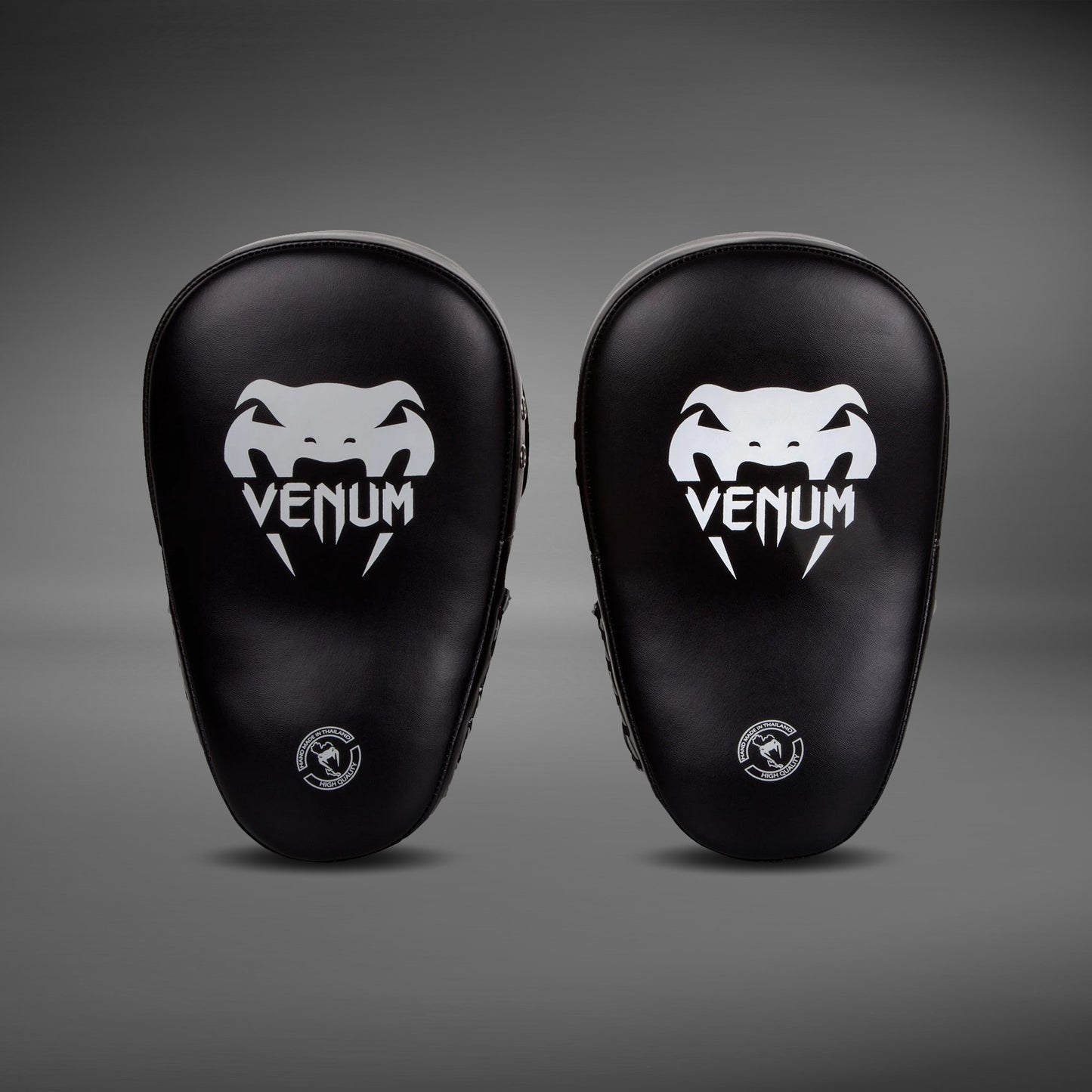Venum Elite 빅 포커스 미트 – 블랙/화이트