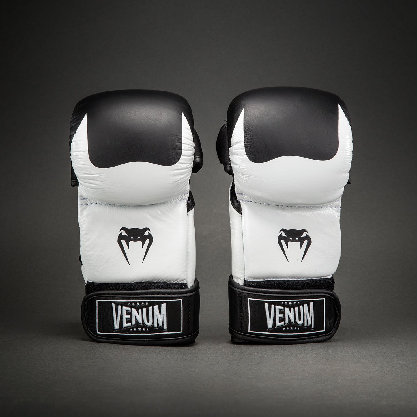Venum Attack 2.0 가죽 스파링 글러브 – 블랙/화이트