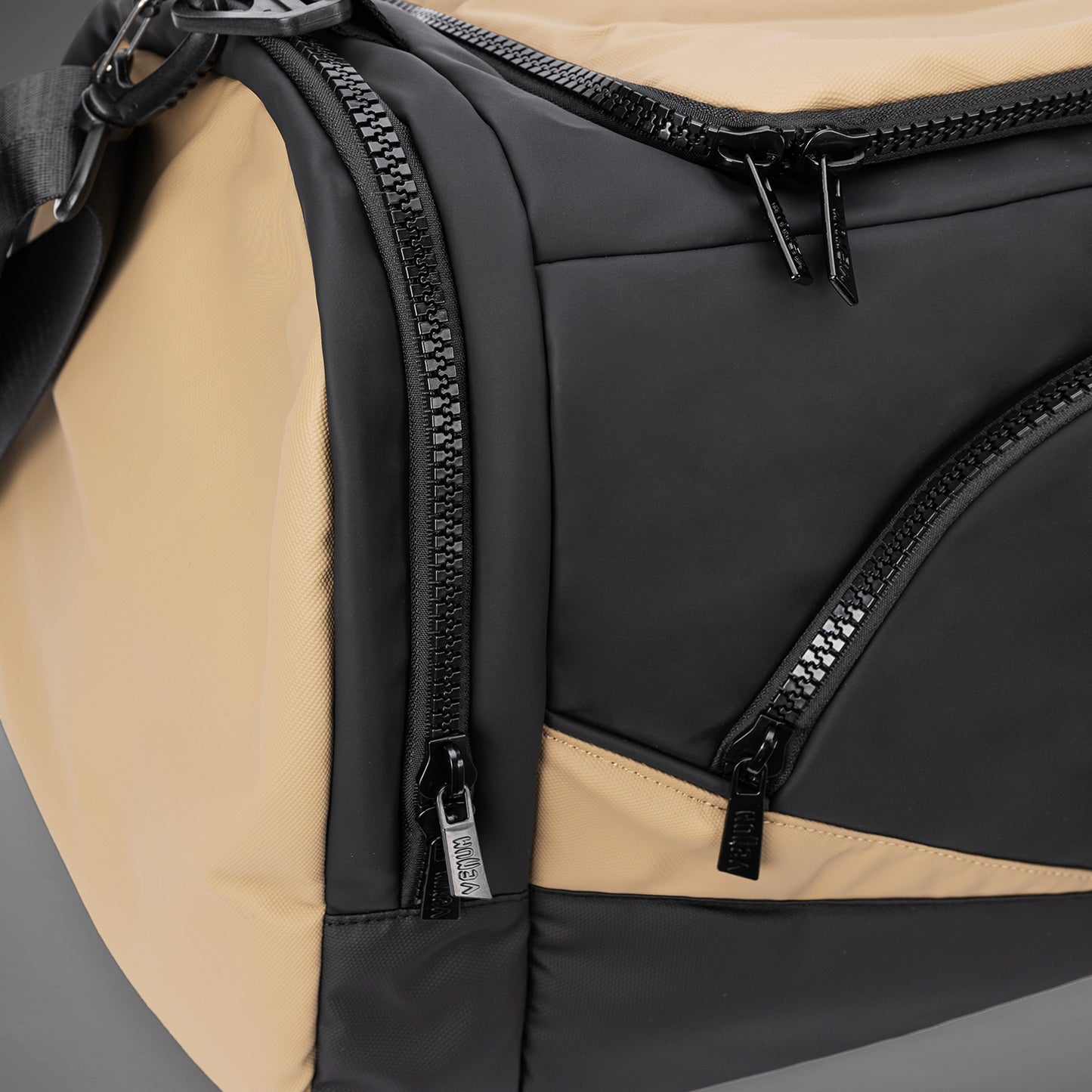 Venum Evo 2 Trainer Lite 더플 백 (55-63L) – 블랙/샌드