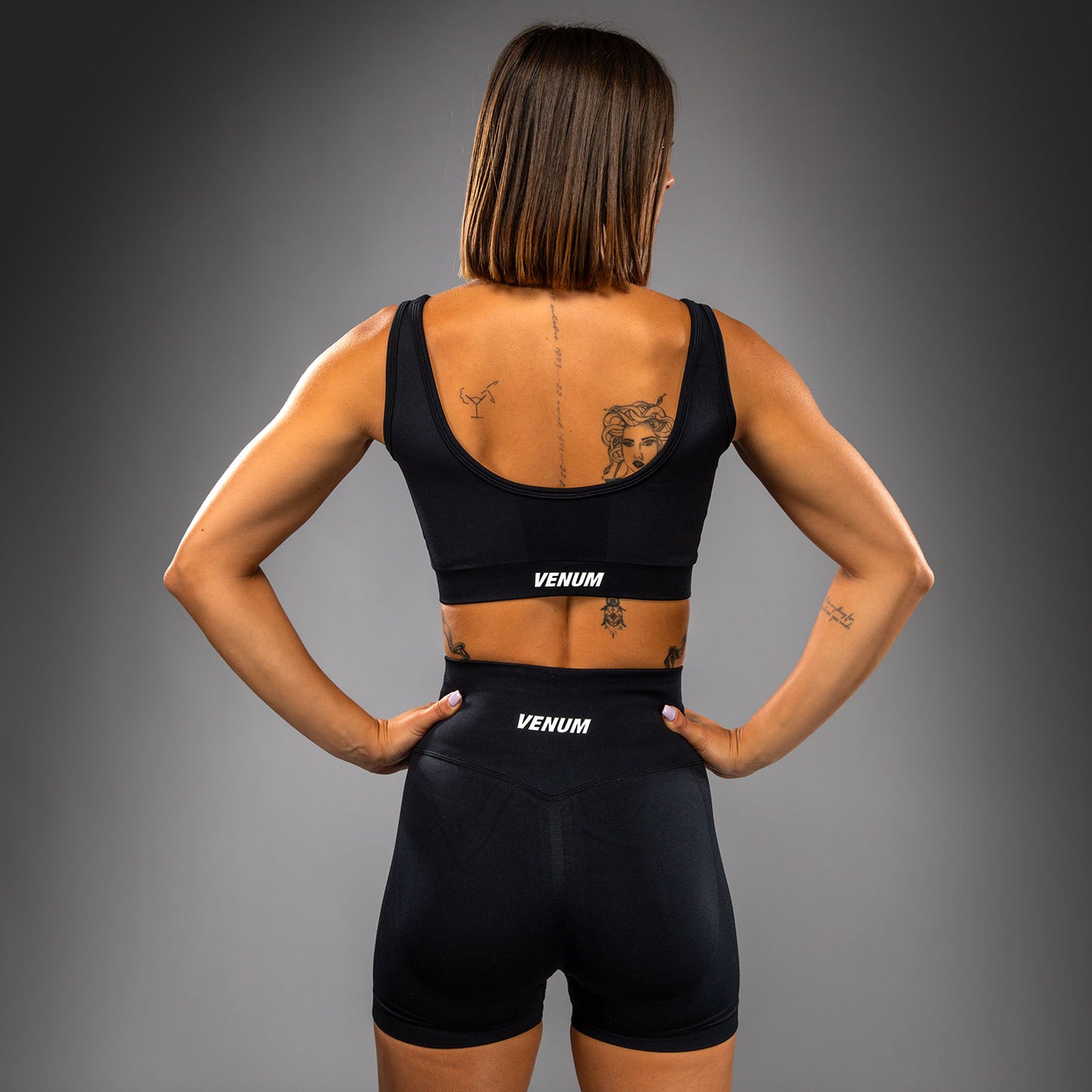 Venum Sculpt 롱 스포츠 브라 – 블랙/화이트
