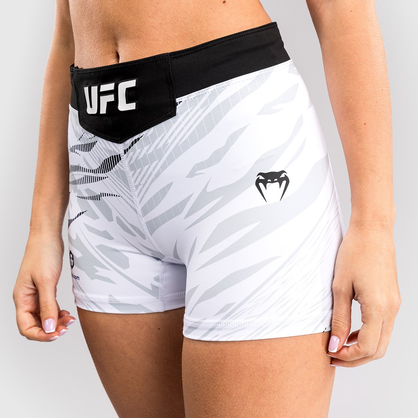 UFC Fusion by Venum 여성용 발리 투도 쇼츠 – 숏 핏 – 화이트