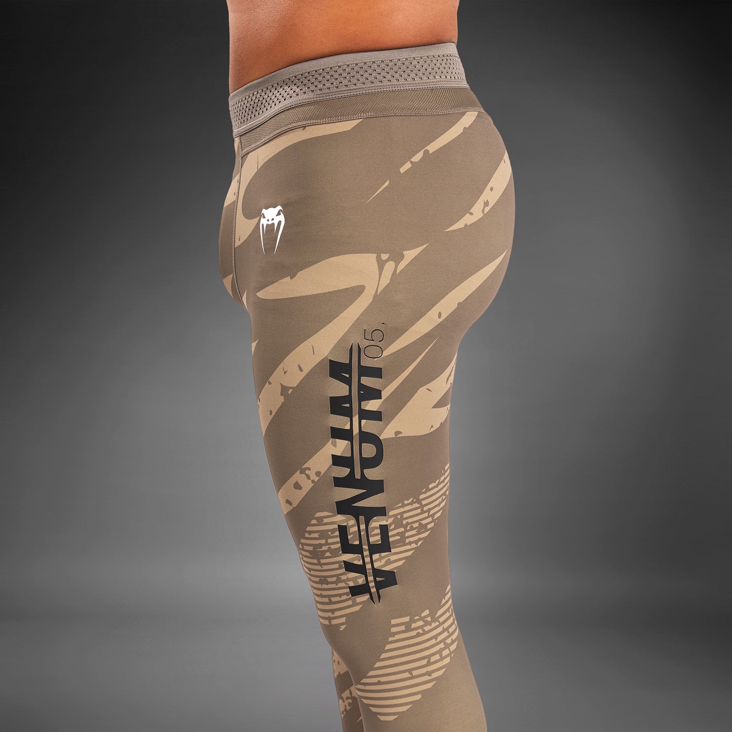 UFC Adrenaline by Venum Fight Week 퍼포먼스 남성용 타이츠 – 듄 카모