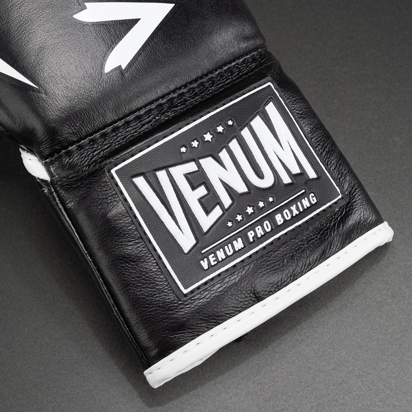 Venum Hammer Pro 복싱 글러브 위드 레이스 – 블랙/화이트