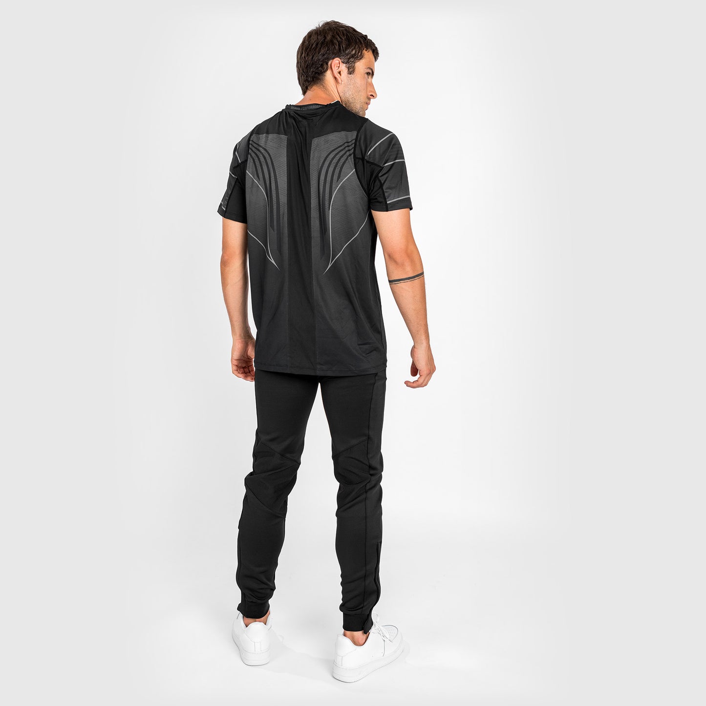 UFC Venum Authentic Fight Night 2.0 키트 by Venum 남성용 워크아웃 저지 – 블랙