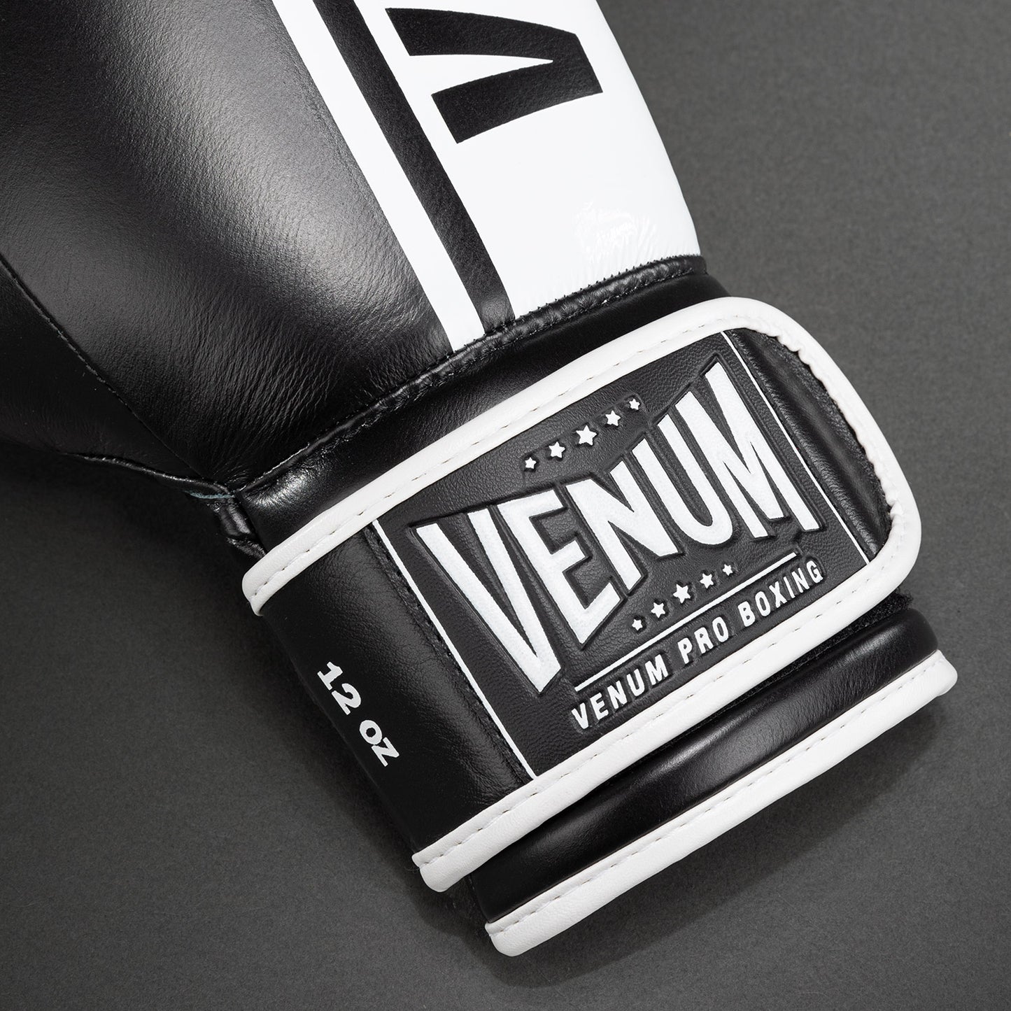 Venum Shield Pro 복싱 글러브 벨크로 – 블랙/화이트