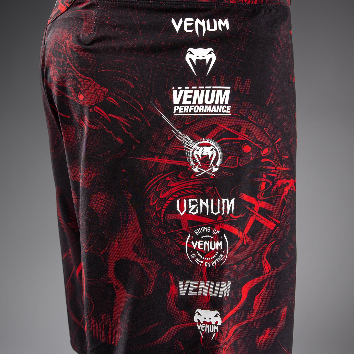 Venum 20주년 파이트 쇼츠 – 블랙/레드