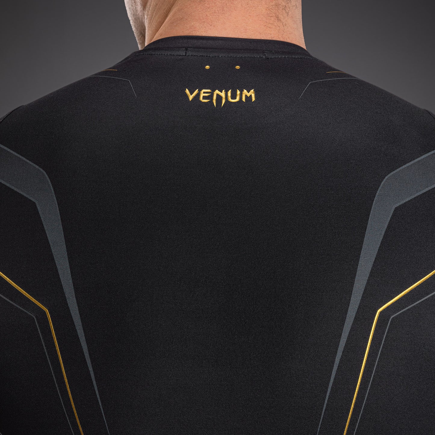 Venum Streamline 스트림라인 반팔 래쉬가드 – 블랙/골드