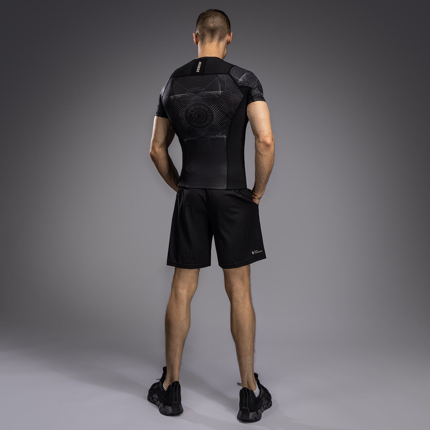 Venum G-Fit Air 남성용 반팔 래쉬가드 – 딥 블랙/데저트 샌드