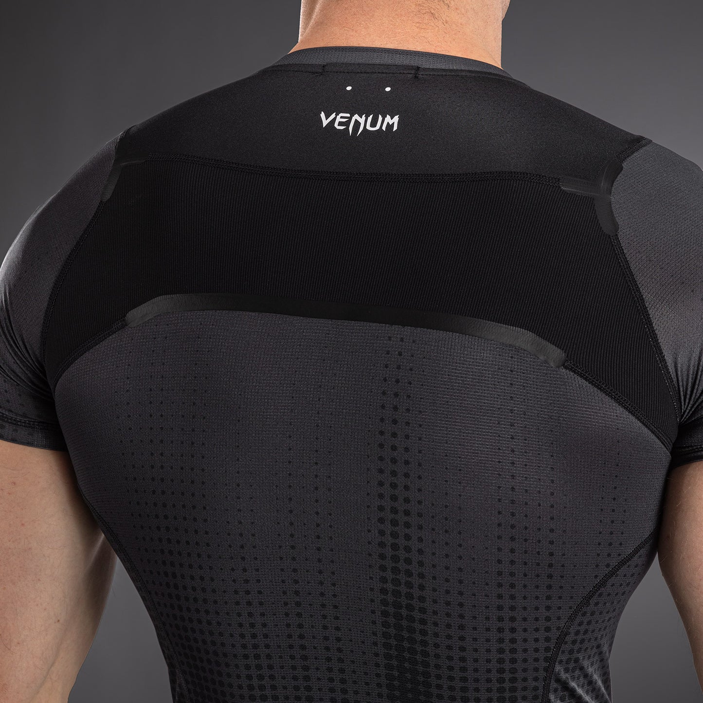 Venum Stealth 스텔스 반팔 래쉬가드 – 블랙/화이트