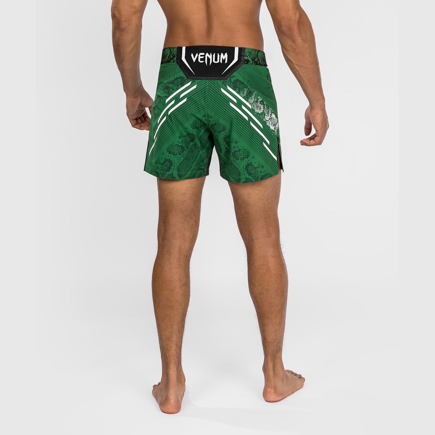 UFC Adrenaline by Venum Authentic Fight Night 남성용 파이트 쇼츠 – 숏 핏 – 그린
