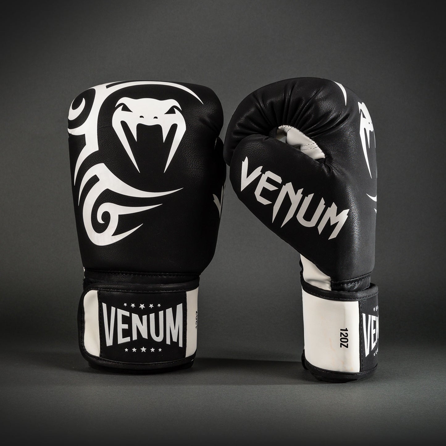 Venum Mike Tyson: Replica 복싱 글러브 – 딥 블랙/옵티컬 화이트