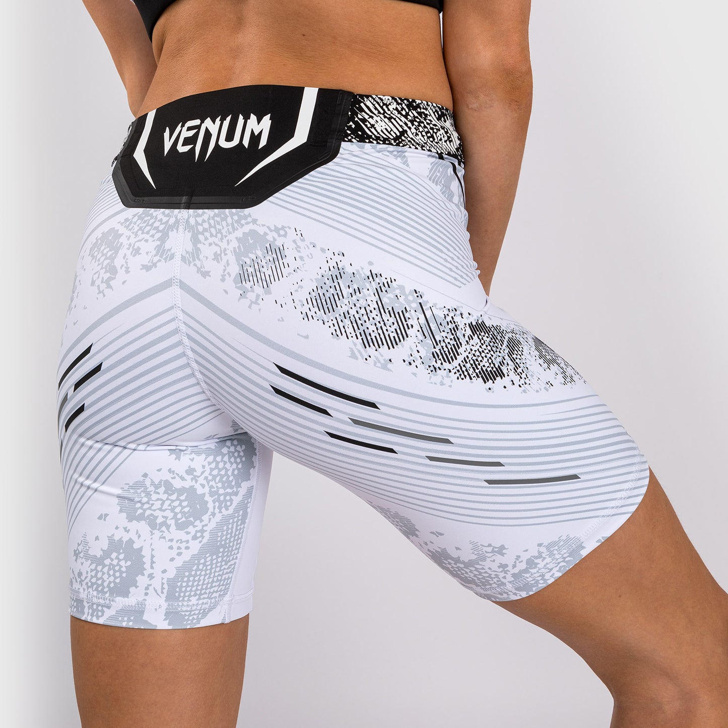 UFC Adrenaline by Venum 여성용 발리 투도 쇼츠 – 롱 핏 – 화이트