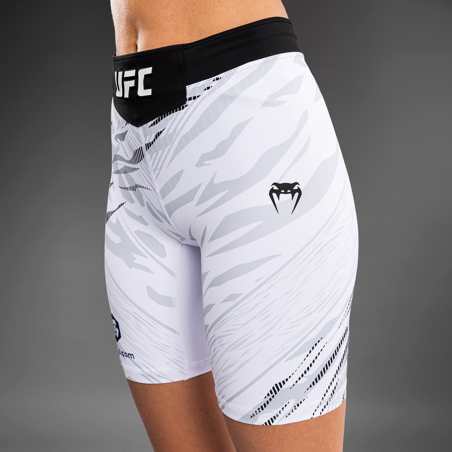 UFC Fusion by Venum 여성용 발리 투도 쇼츠 – 롱 핏 – 화이트