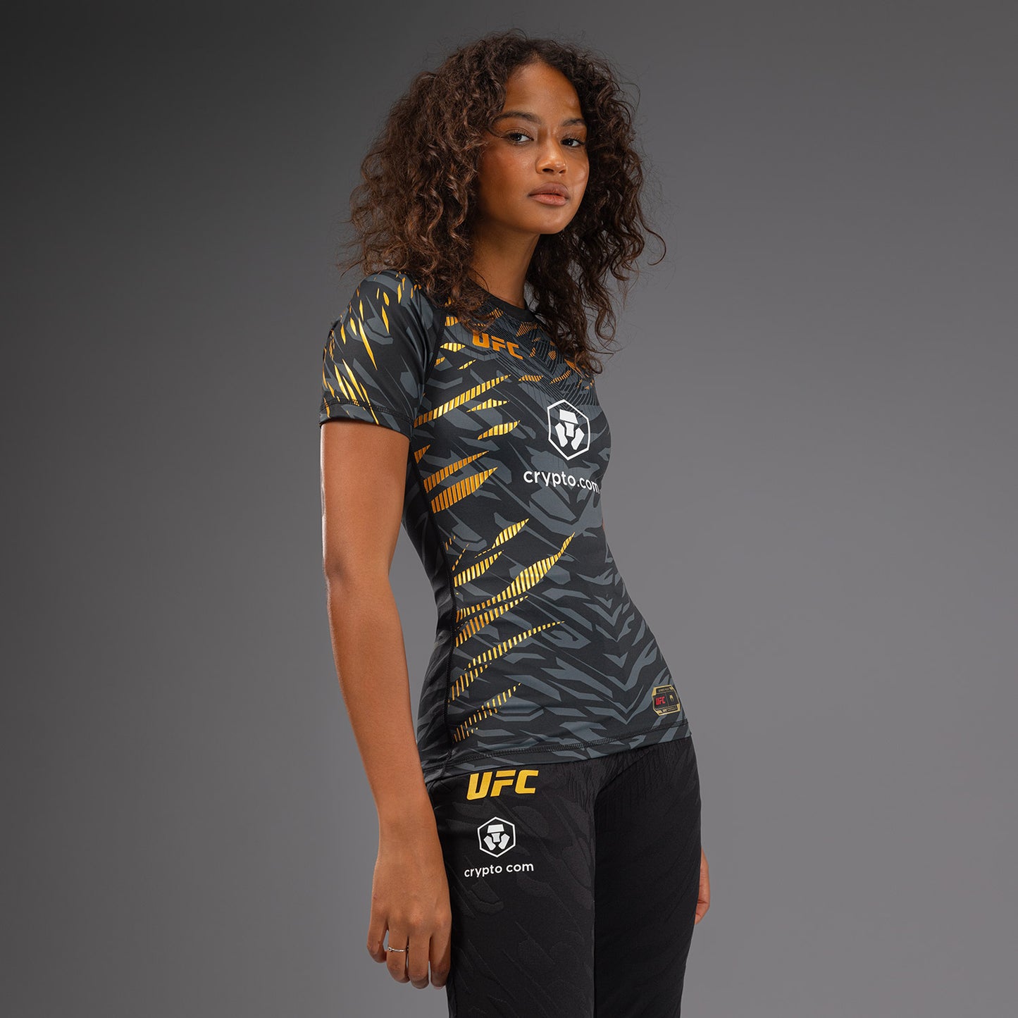 UFC Fusion by Venum Authentic Fight Night 여성용 퍼포먼스 반팔 래쉬가드 – 챔피언