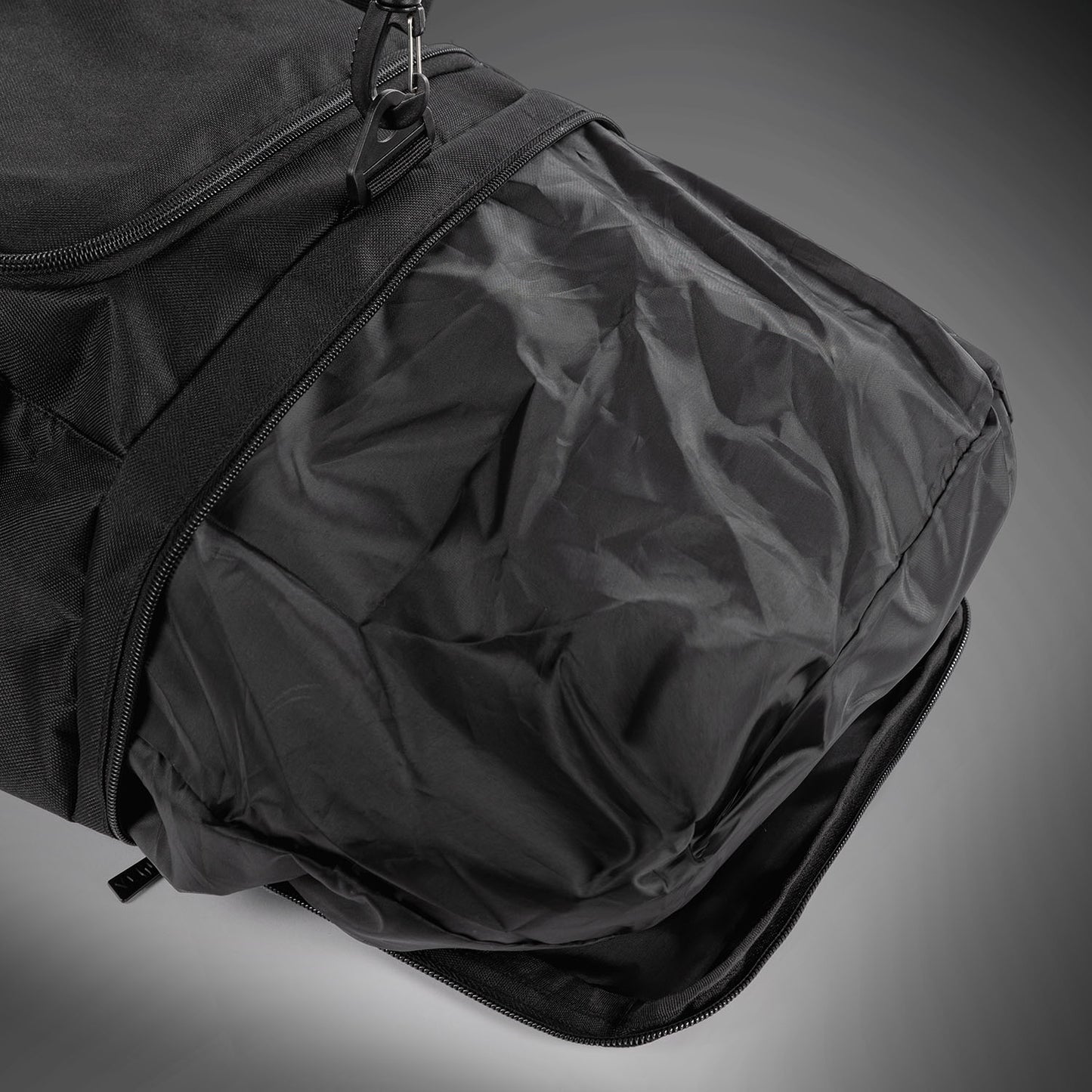 Venum Essential 스포츠백 (26L) – 블랙