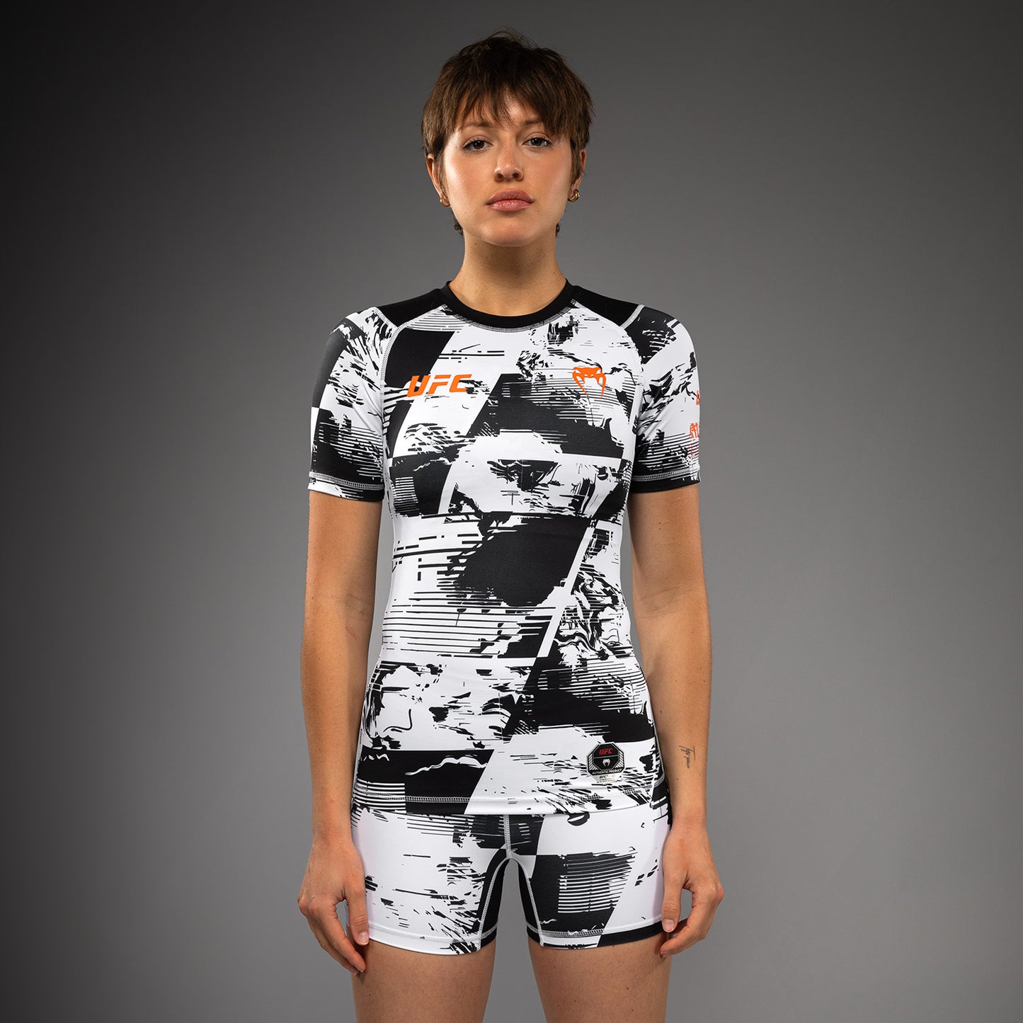Women’s UFC Zenith by Venum 화이트 퍼포먼스 반팔 래쉬가드